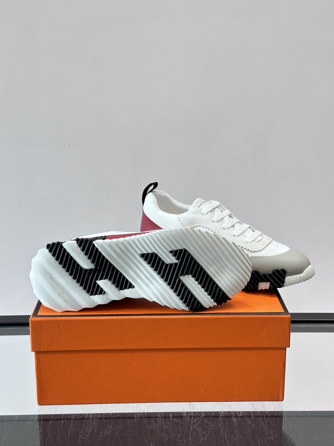👟爱马仕Bouncing系列运动鞋，白色网面+麂皮拼接，酒红灰撞色超有型！鞋底是轻盈橡胶，黑色“H”字母