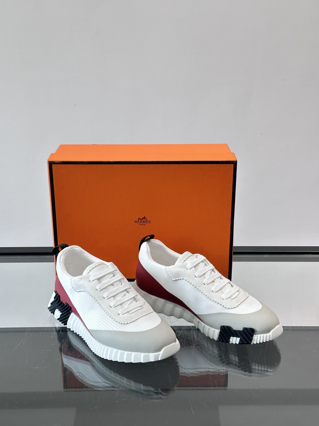 👟爱马仕Bouncing系列运动鞋，白色网面+麂皮拼接，酒红灰撞色超有型！鞋底是轻盈橡胶，黑色“H”字母