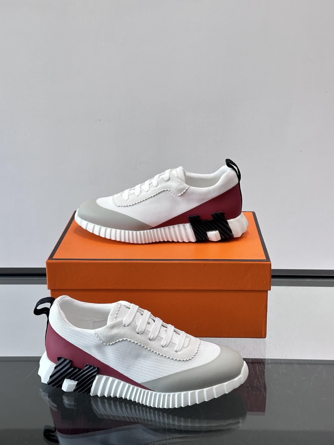 👟爱马仕Bouncing系列运动鞋，白色网面+麂皮拼接，酒红灰撞色超有型！鞋底是轻盈橡胶，黑色“H”字母