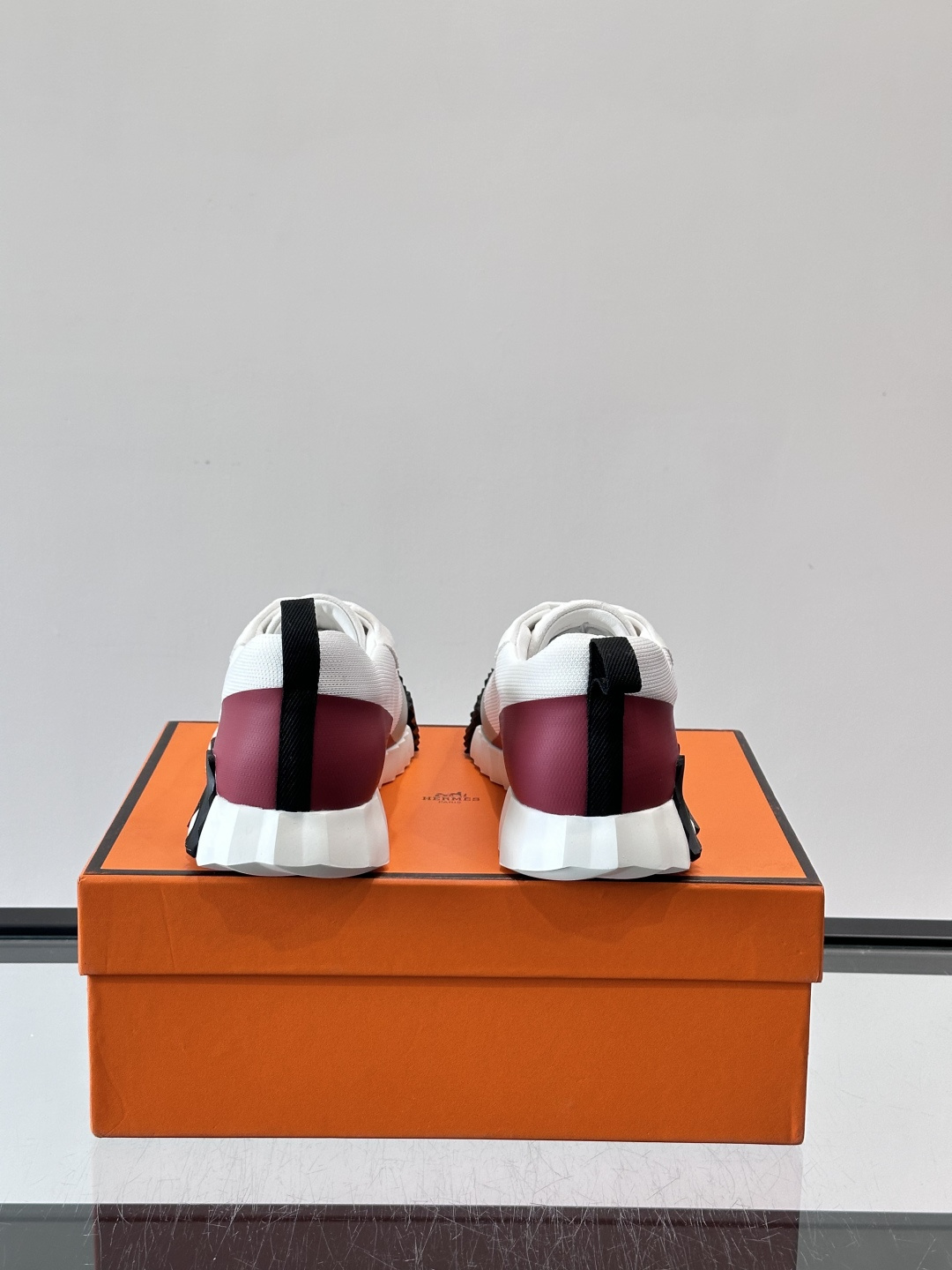👟爱马仕Bouncing系列运动鞋，白色网面+麂皮拼接，酒红灰撞色超有型！鞋底是轻盈橡胶，黑色“H”字母