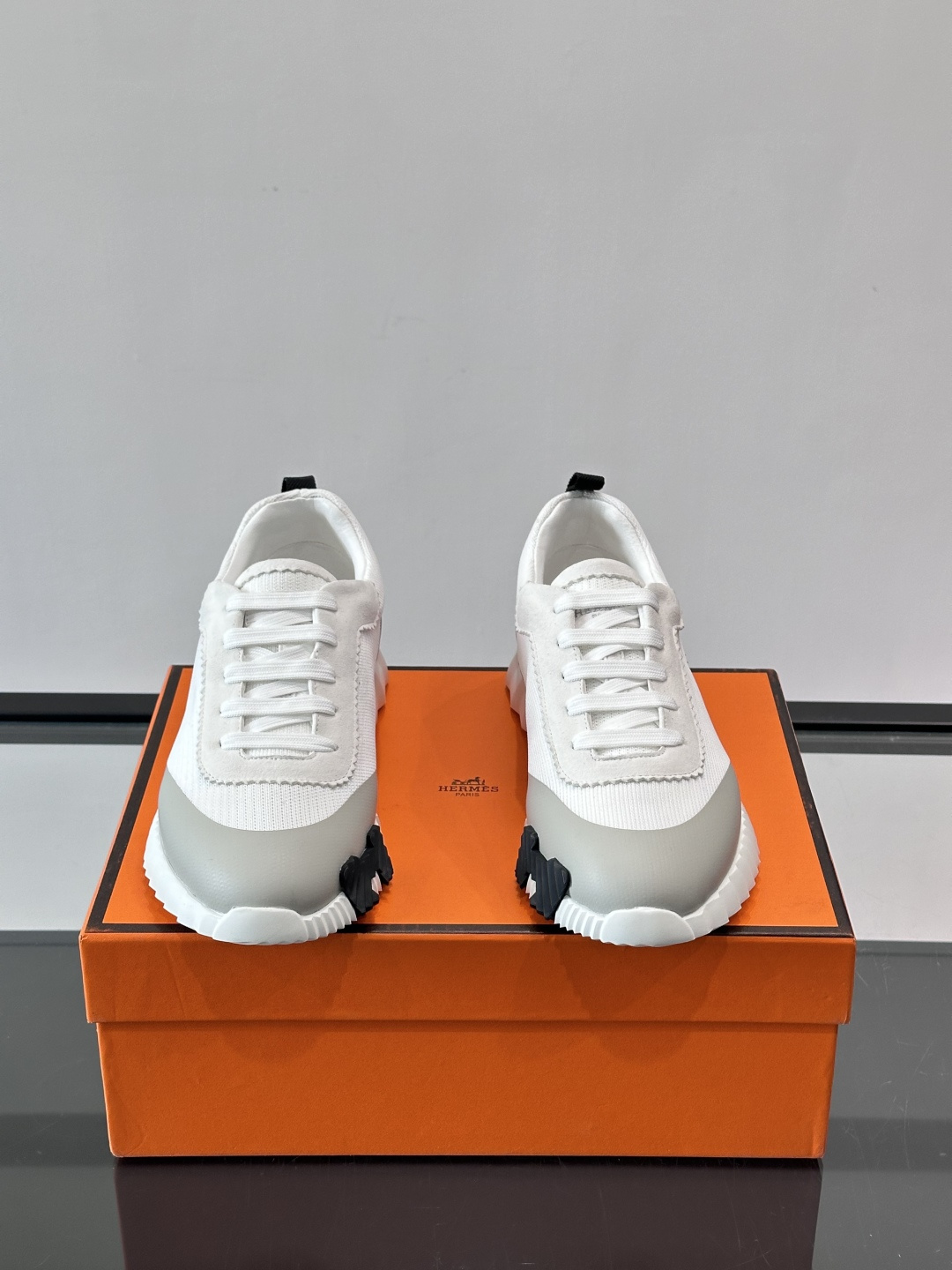 👟爱马仕Bouncing系列运动鞋，白色网面+麂皮拼接，酒红灰撞色超有型！鞋底是轻盈橡胶，黑色“H”字母