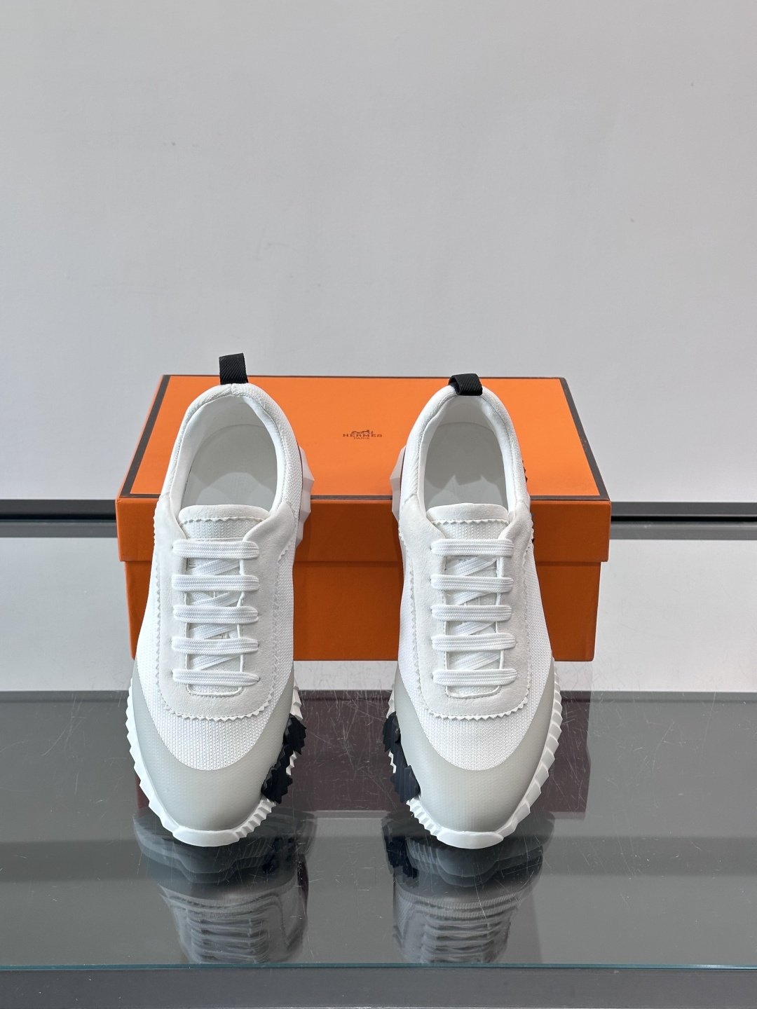 👟爱马仕Bouncing系列运动鞋，白色网面+麂皮拼接，酒红灰撞色超有型！鞋底是轻盈橡胶，黑色“H”字母