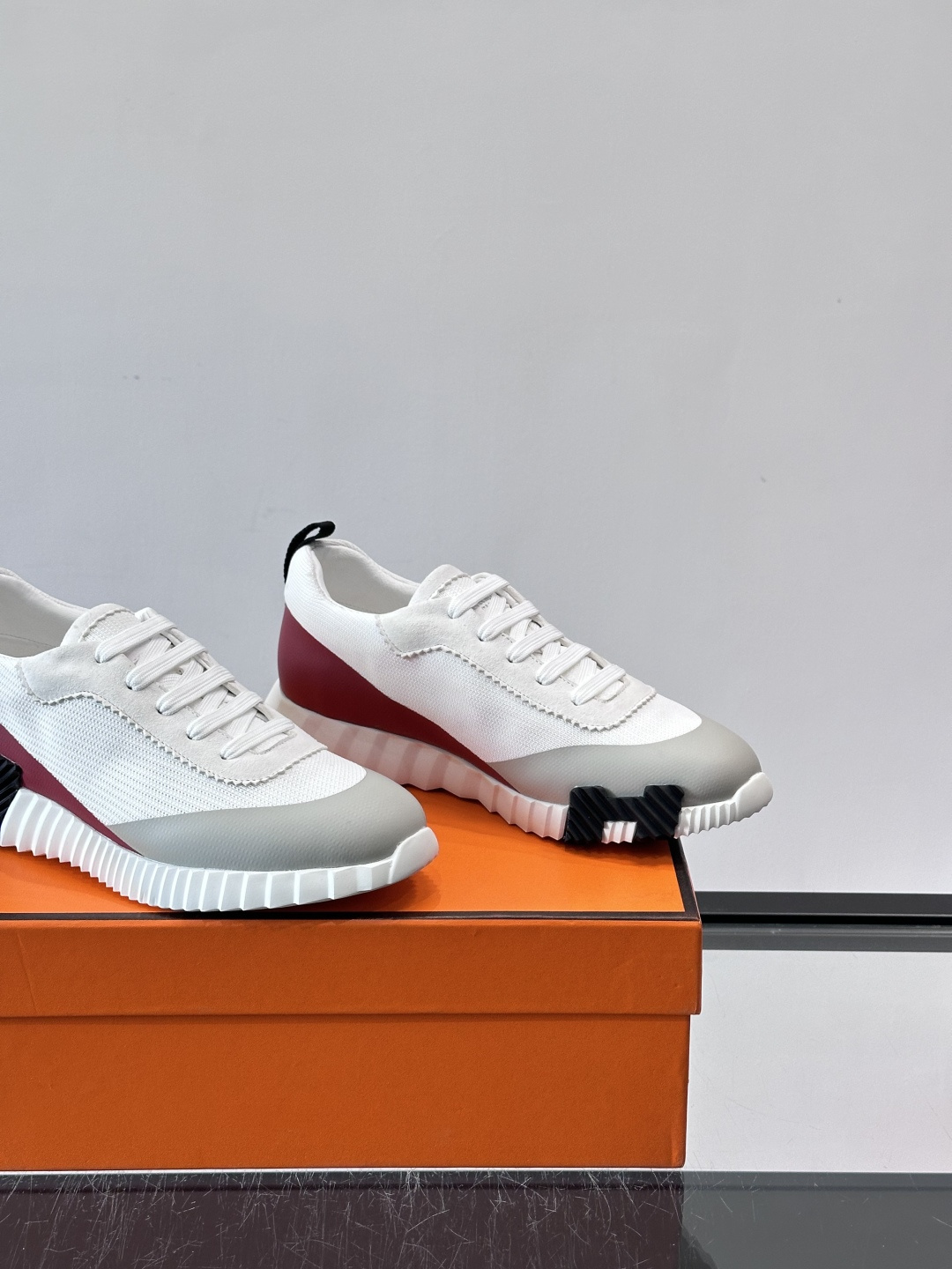 👟爱马仕Bouncing系列运动鞋，白色网面+麂皮拼接，酒红灰撞色超有型！鞋底是轻盈橡胶，黑色“H”字母
