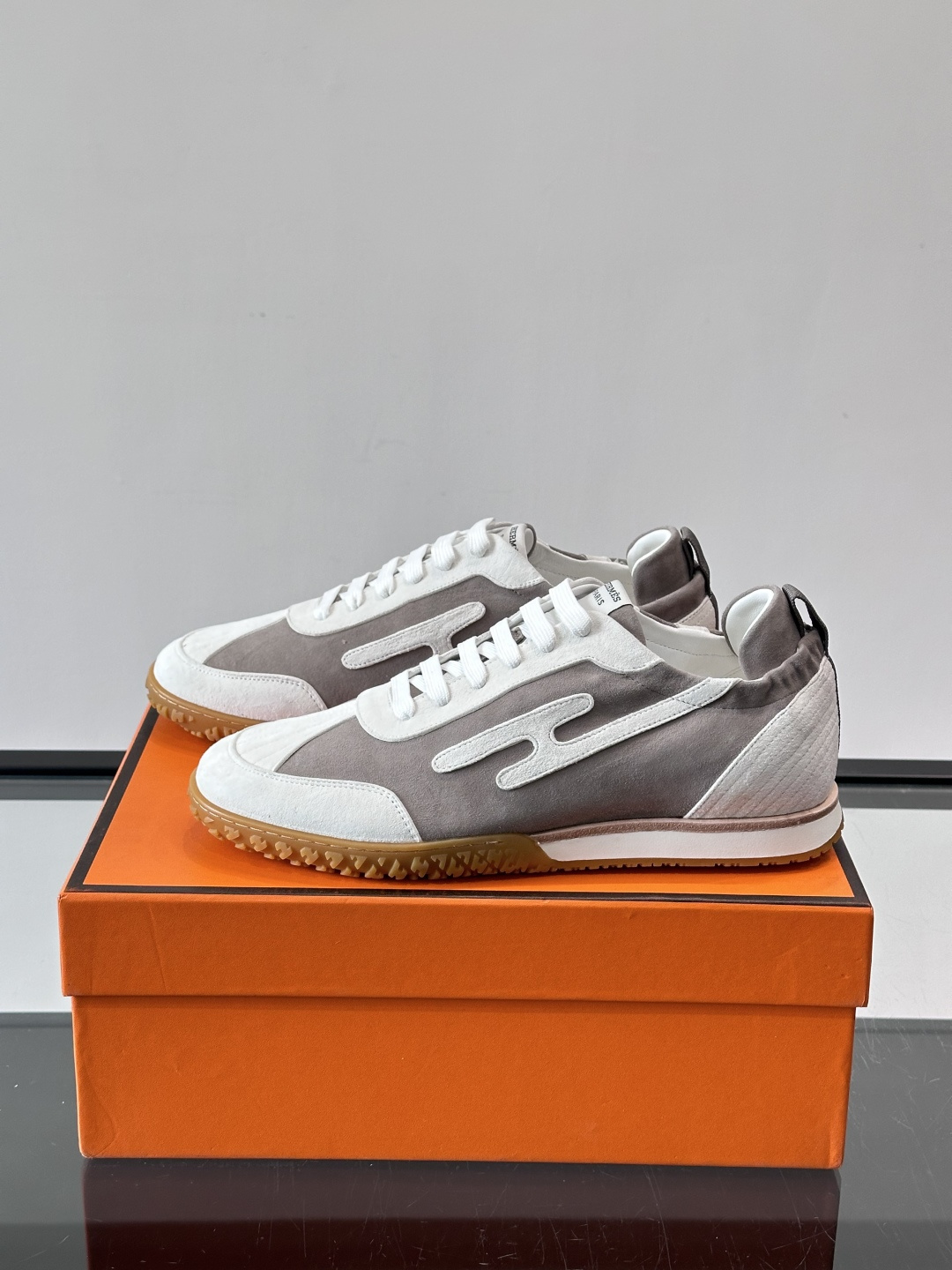 👟Hermès Jet德训鞋，经典德训鞋型，小牛皮➕“H”标志，简约又有辨识度✨。橡胶鞋底耐磨舒适，日常