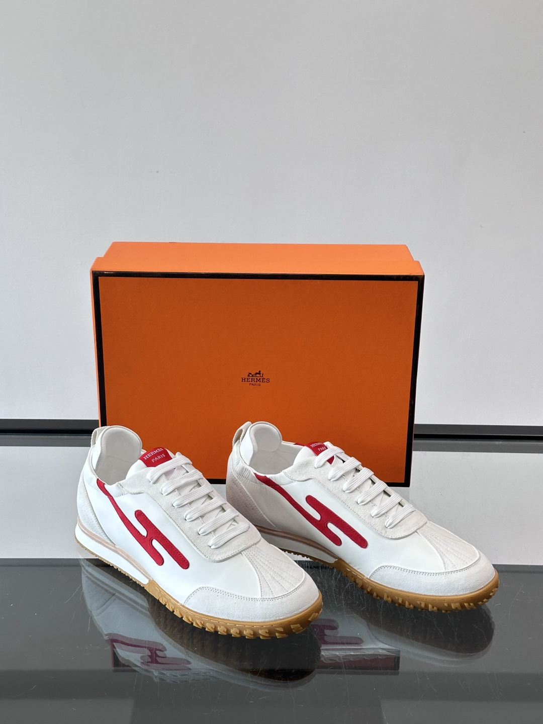 👟Hermès Jet德训鞋，经典德训鞋型，小牛皮➕“H”标志，简约又有辨识度✨。橡胶鞋底耐磨舒适，日常