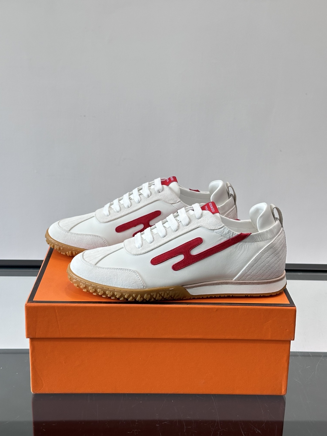 👟Hermès Jet德训鞋，经典德训鞋型，小牛皮➕“H”标志，简约又有辨识度✨。橡胶鞋底耐磨舒适，日常