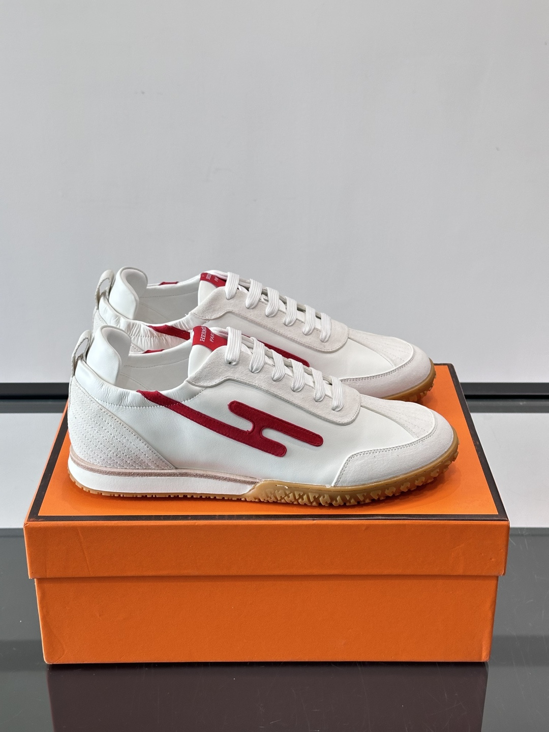 👟Hermès Jet德训鞋，经典德训鞋型，小牛皮➕“H”标志，简约又有辨识度✨。橡胶鞋底耐磨舒适，日常