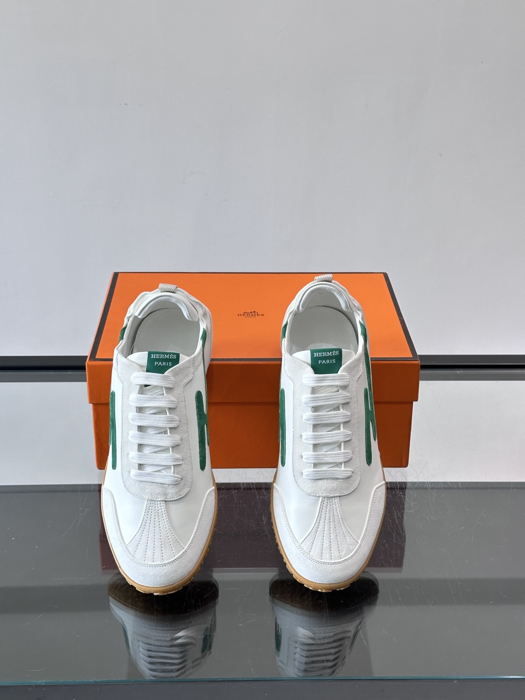 👟Hermès Jet德训鞋，经典德训鞋型，小牛皮➕“H”标志，简约又有辨识度✨。橡胶鞋底耐磨舒适，日常