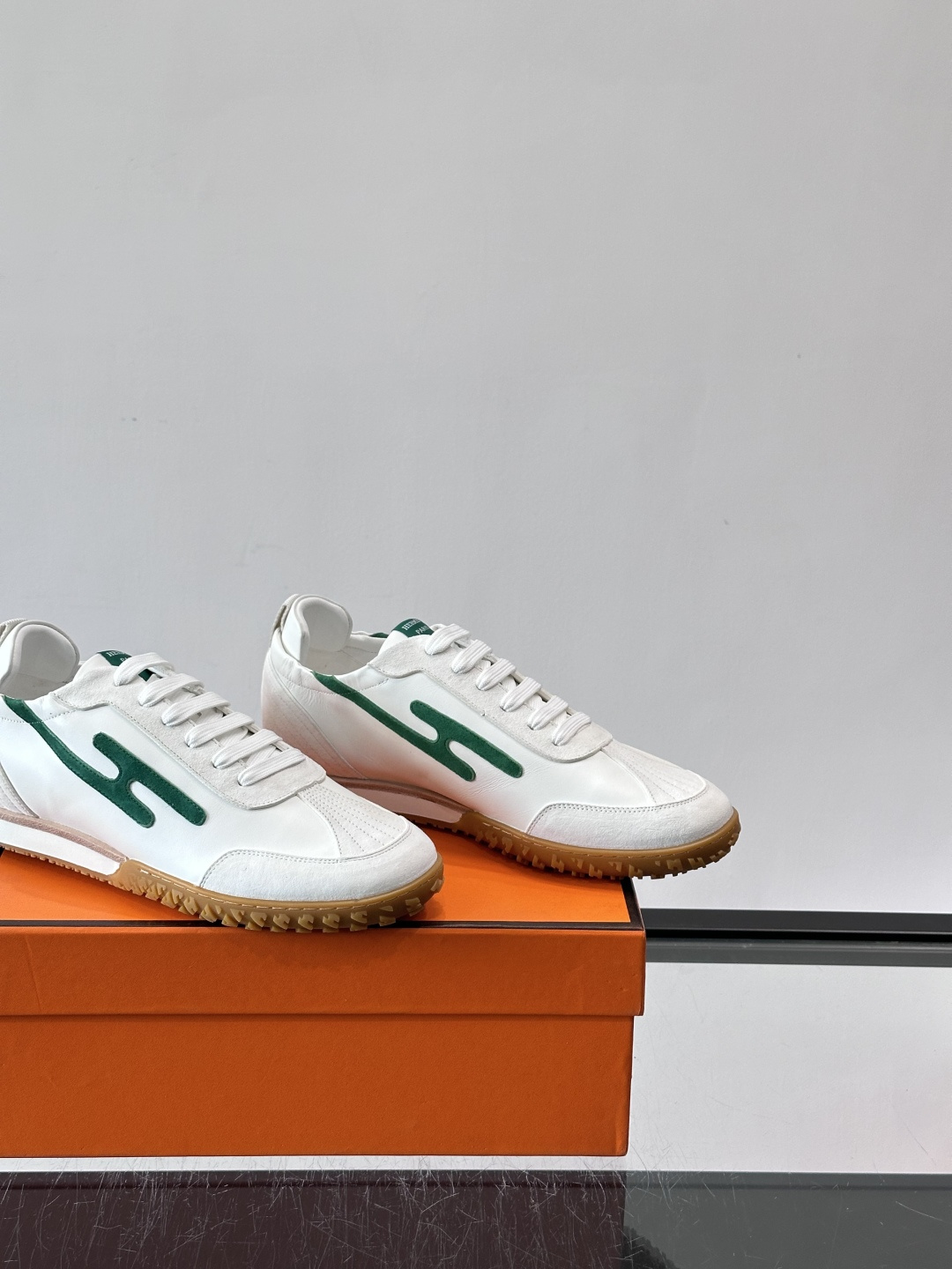 👟Hermès Jet德训鞋，经典德训鞋型，小牛皮➕“H”标志，简约又有辨识度✨。橡胶鞋底耐磨舒适，日常