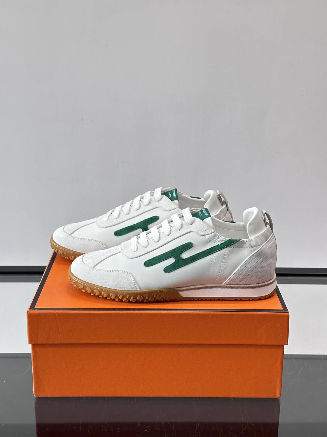 👟Hermès Jet德训鞋，经典德训鞋型，小牛皮➕“H”标志，简约又有辨识度✨。橡胶鞋底耐磨舒适，日常