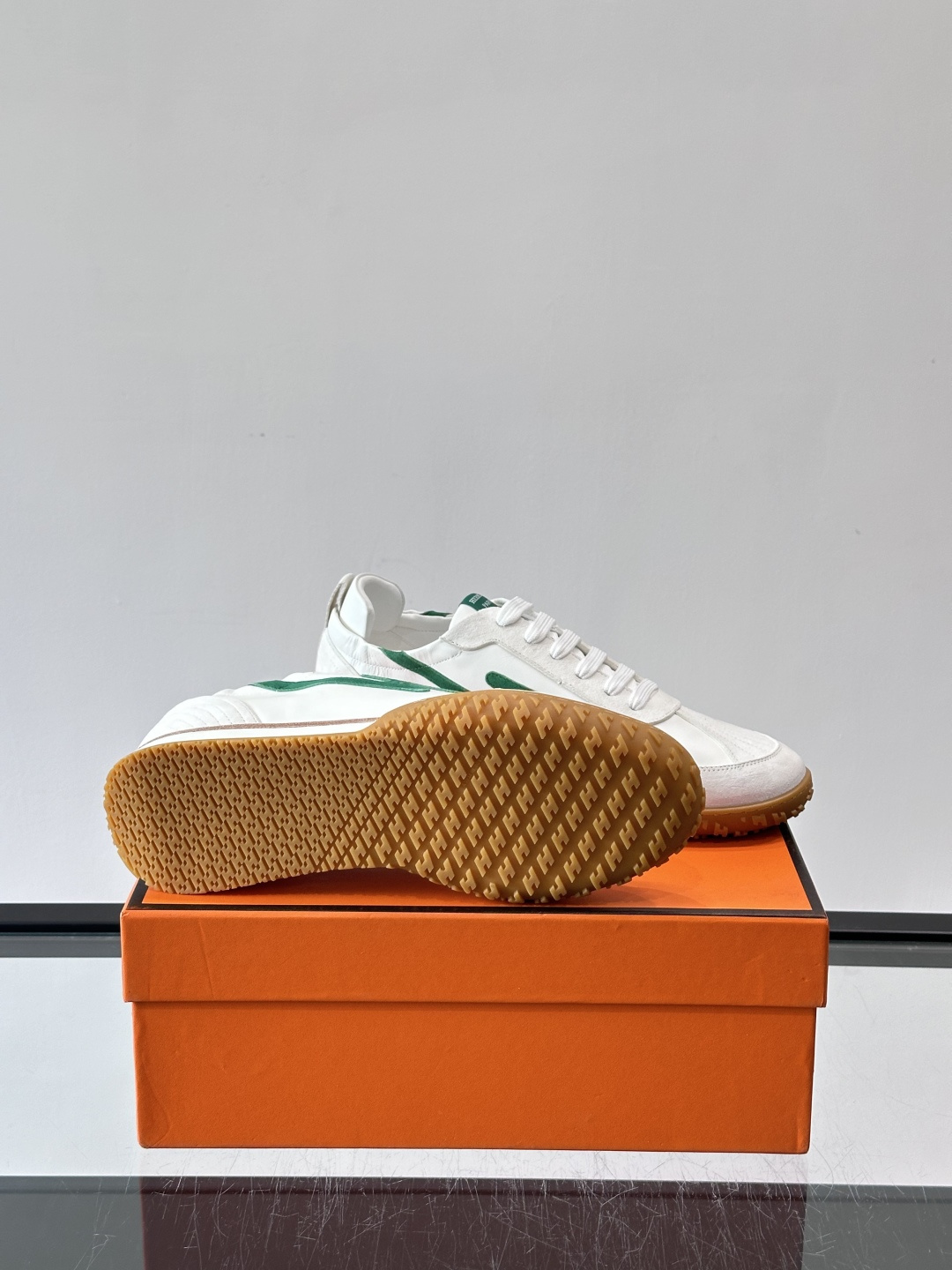 👟Hermès Jet德训鞋，经典德训鞋型，小牛皮➕“H”标志，简约又有辨识度✨。橡胶鞋底耐磨舒适，日常