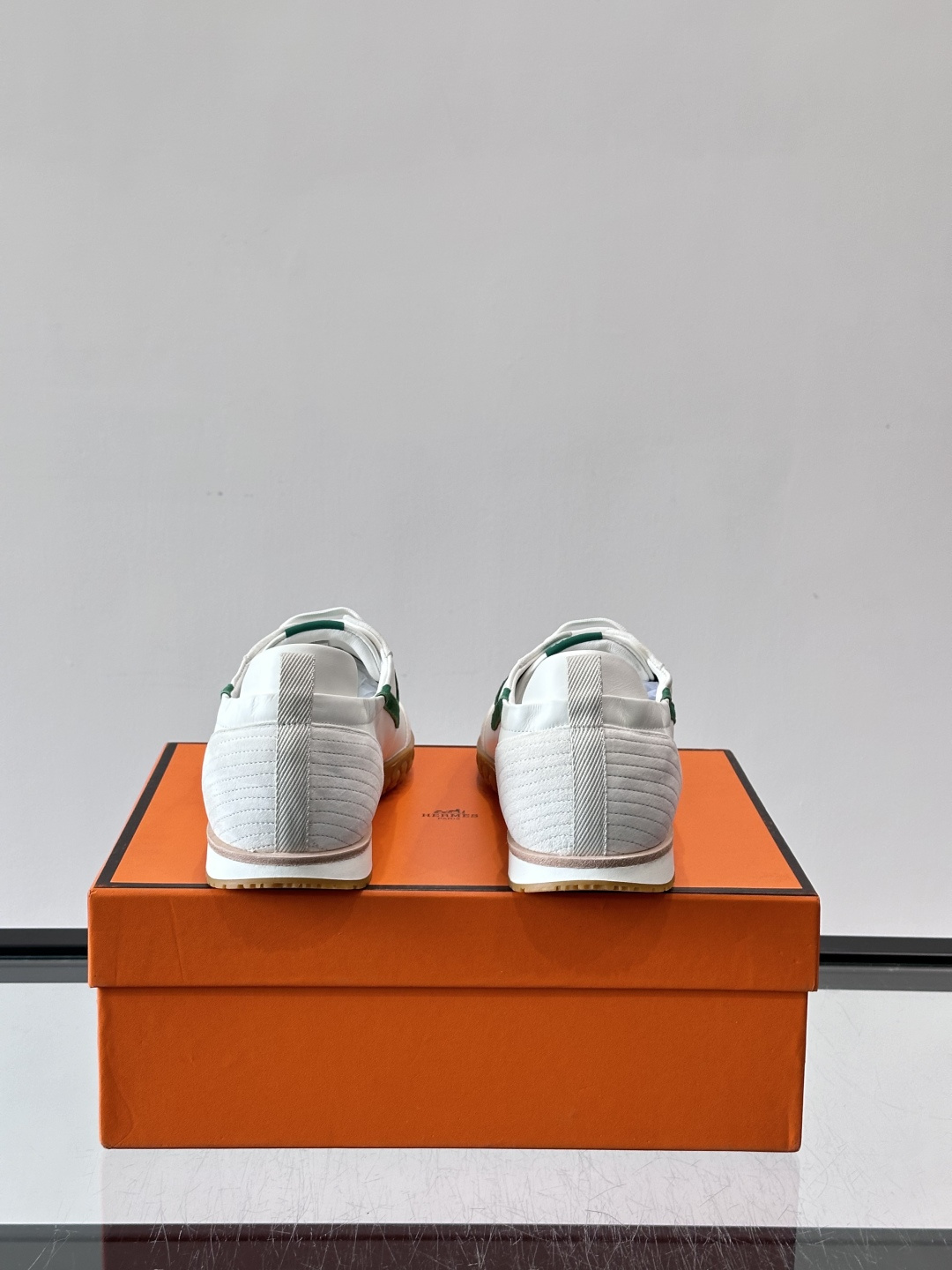 👟Hermès Jet德训鞋，经典德训鞋型，小牛皮➕“H”标志，简约又有辨识度✨。橡胶鞋底耐磨舒适，日常