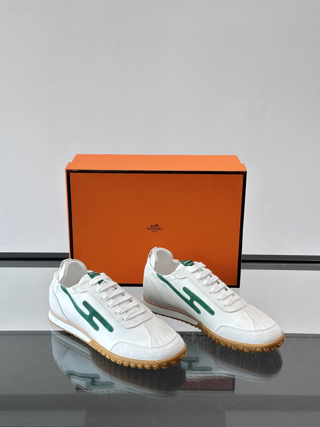 👟Hermès Jet德训鞋，经典德训鞋型，小牛皮➕“H”标志，简约又有辨识度✨。橡胶鞋底耐磨舒适，日常