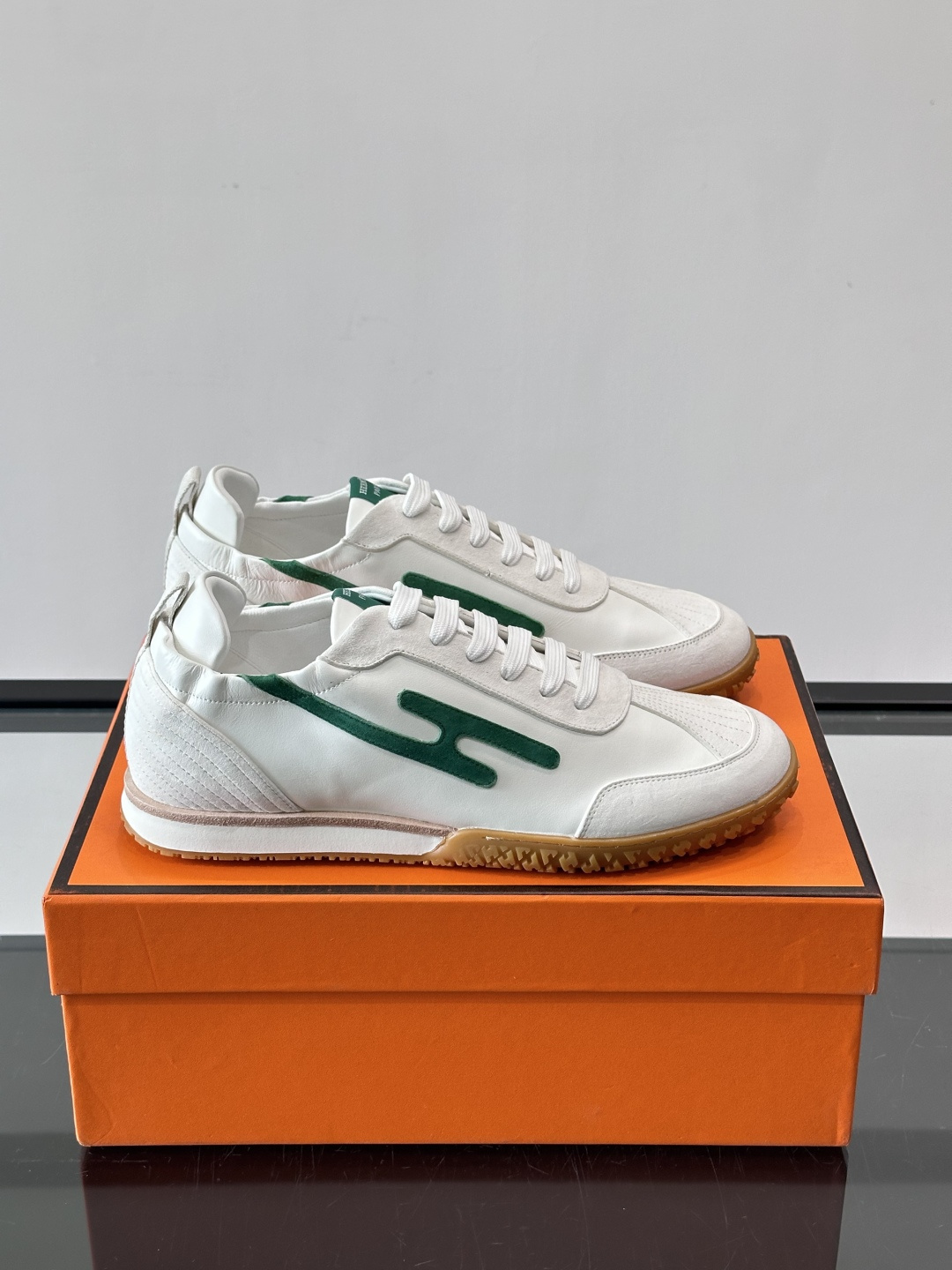 NO:729347,Hermès Jet moral training shoes, classic moral training shoes, calfskin 'H' logo, simple and recognizable. Rubber soles are wear-resistant and comfortable, suitable for daily commuting or leisure. Soft sheepskin lining, super comfortable to wear, low-top design is easy to put on and take off, versatile jeans and casual pants, easy to create a fashionable and casual style~, size39-44 (customized at 38.45),,hermes,jeans,cowhide,sheepskin19860909Hermès Jet德训鞋,经典德训鞋型,小牛皮“H”标志,简约又有辨识度.橡胶鞋底耐磨舒适,日常通勤或休闲都很适合.内里柔软绵羊皮,穿着超舒服,低帮设计方便穿脱,百搭牛仔裤、休闲裤,轻松打造时髦随性风～ ,size39-44（38.45定制）,,hermes,jeans,cowhide,sheepskin,Men's shoes