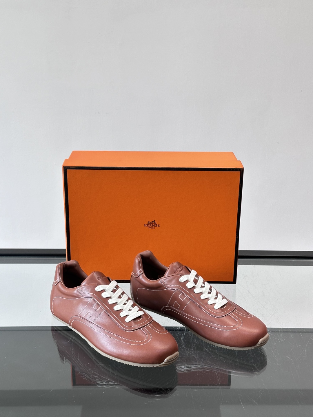 👟爱马仕2026春夏麂皮德训鞋，麂皮+白色系带，简约复古风满满！鞋底轻薄，穿着舒适，通勤休闲都OK✨。麂