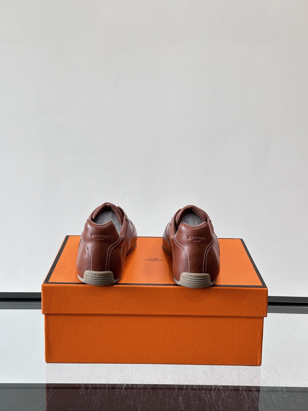 👟爱马仕2026春夏麂皮德训鞋，麂皮+白色系带，简约复古风满满！鞋底轻薄，穿着舒适，通勤休闲都OK✨。麂