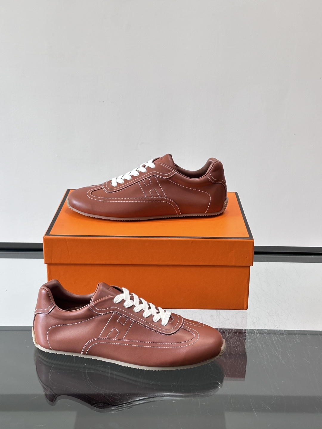 👟爱马仕2026春夏麂皮德训鞋，麂皮+白色系带，简约复古风满满！鞋底轻薄，穿着舒适，通勤休闲都OK✨。麂