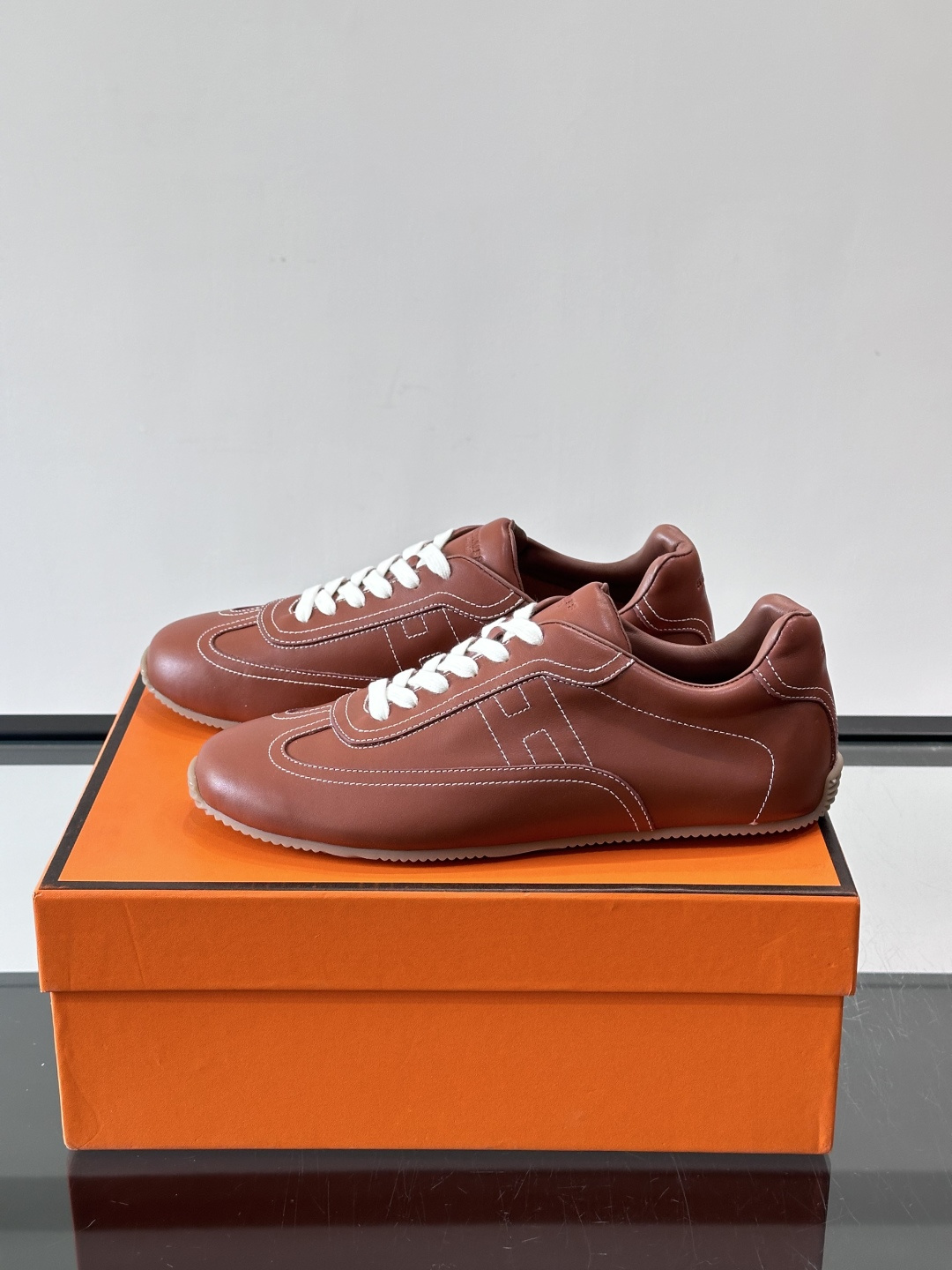 👟爱马仕2026春夏麂皮德训鞋，麂皮+白色系带，简约复古风满满！鞋底轻薄，穿着舒适，通勤休闲都OK✨。麂