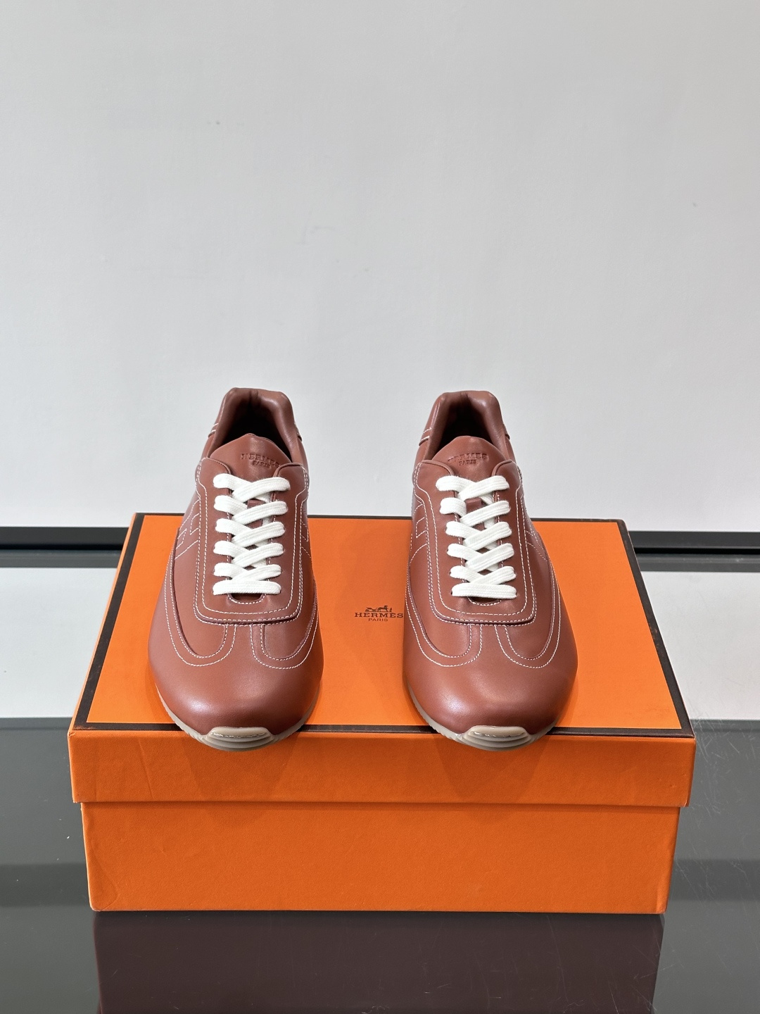 👟爱马仕2026春夏麂皮德训鞋，麂皮+白色系带，简约复古风满满！鞋底轻薄，穿着舒适，通勤休闲都OK✨。麂