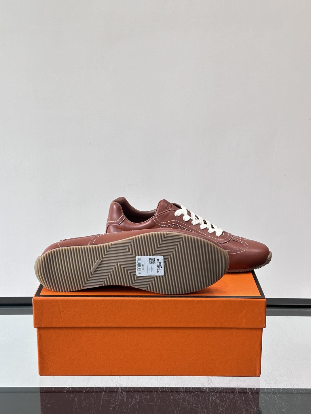 👟爱马仕2026春夏麂皮德训鞋，麂皮+白色系带，简约复古风满满！鞋底轻薄，穿着舒适，通勤休闲都OK✨。麂