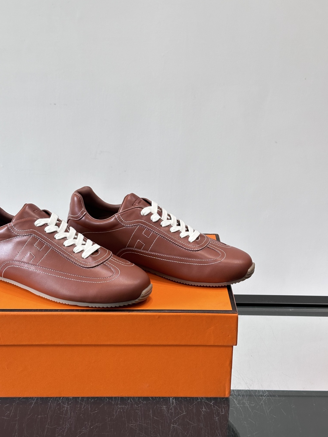 👟爱马仕2026春夏麂皮德训鞋，麂皮+白色系带，简约复古风满满！鞋底轻薄，穿着舒适，通勤休闲都OK✨。麂