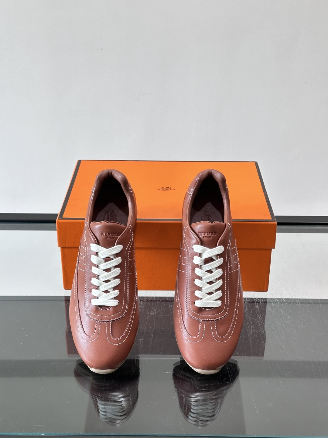 👟爱马仕2026春夏麂皮德训鞋，麂皮+白色系带，简约复古风满满！鞋底轻薄，穿着舒适，通勤休闲都OK✨。麂
