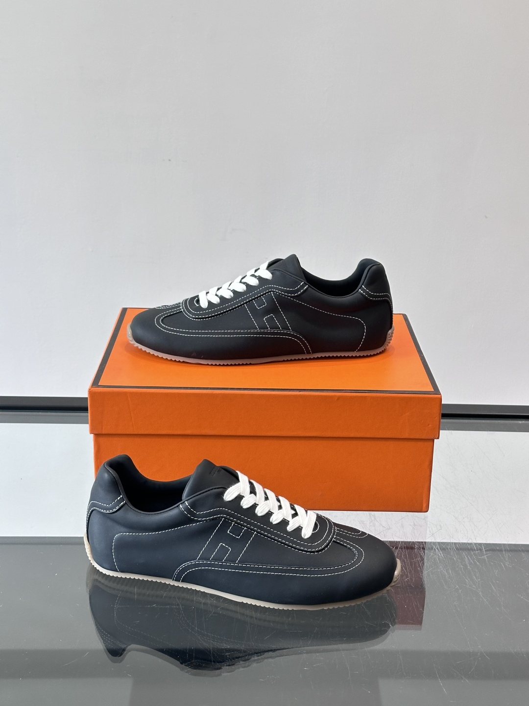 👟爱马仕2026春夏麂皮德训鞋，麂皮+白色系带，简约复古风满满！鞋底轻薄，穿着舒适，通勤休闲都OK✨。麂