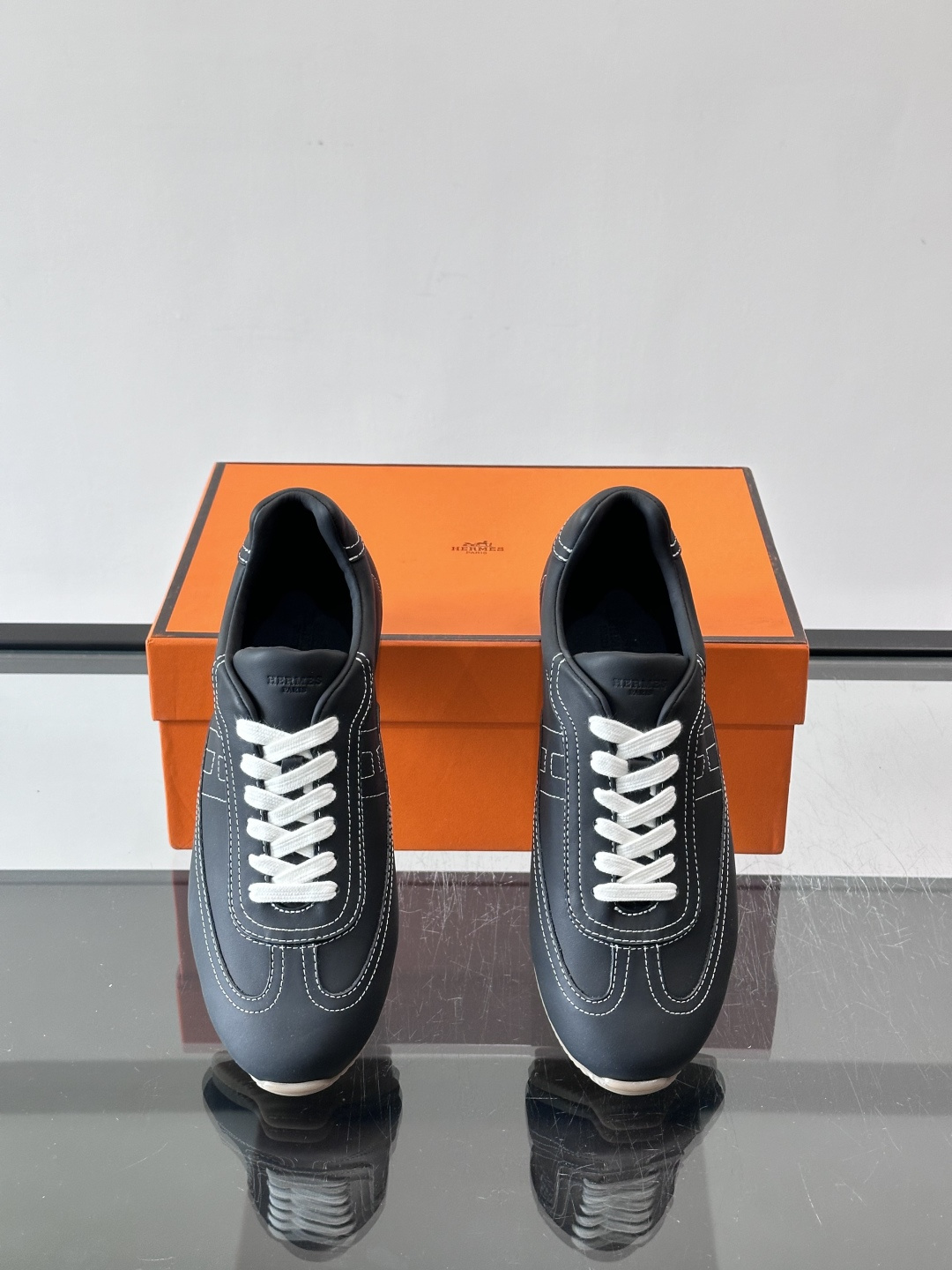 👟爱马仕2026春夏麂皮德训鞋，麂皮+白色系带，简约复古风满满！鞋底轻薄，穿着舒适，通勤休闲都OK✨。麂