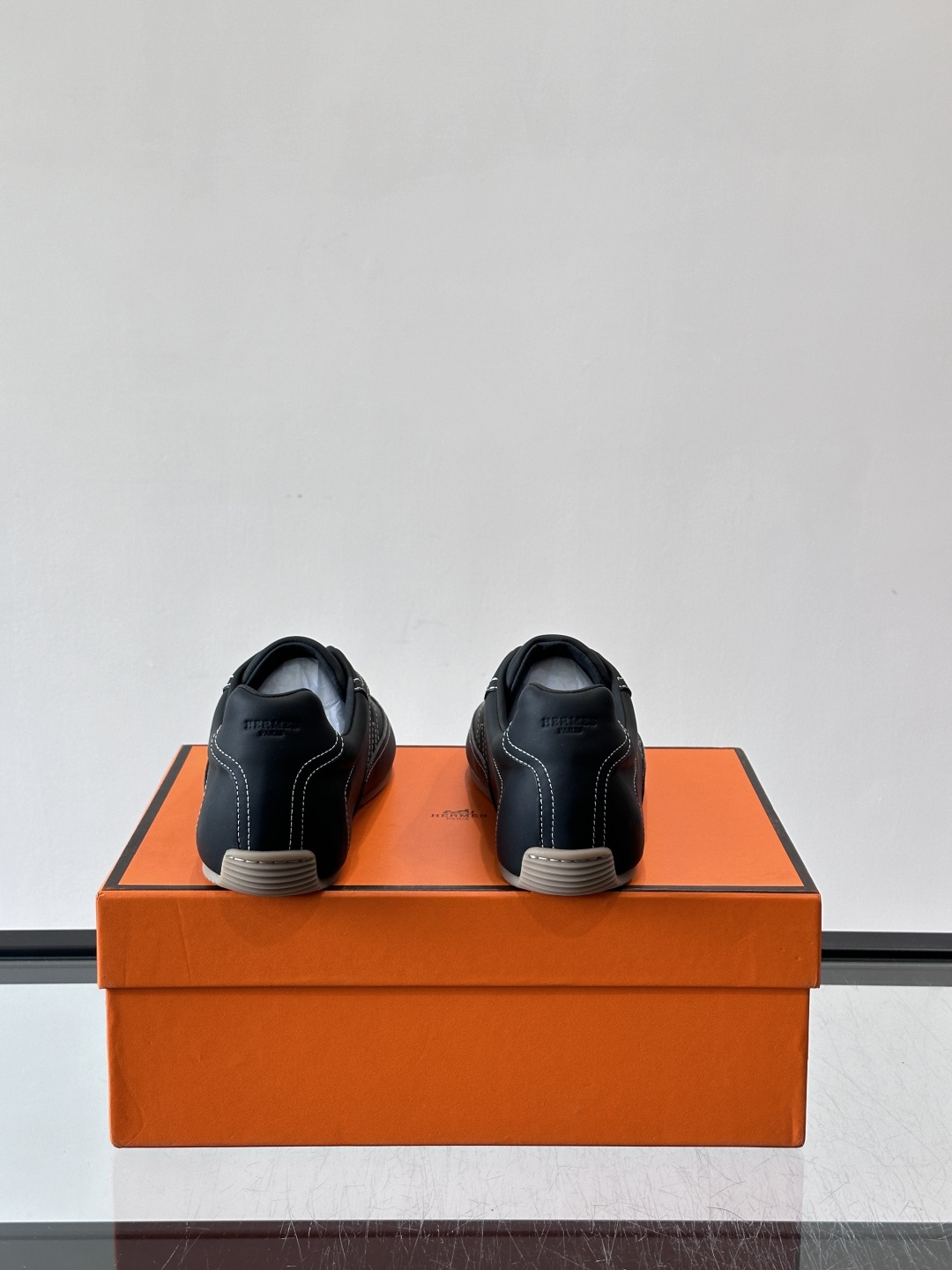 👟爱马仕2026春夏麂皮德训鞋，麂皮+白色系带，简约复古风满满！鞋底轻薄，穿着舒适，通勤休闲都OK✨。麂