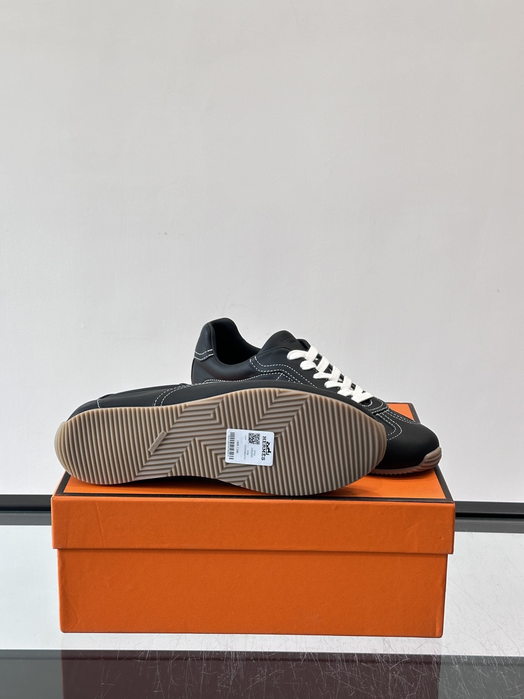 👟爱马仕2026春夏麂皮德训鞋，麂皮+白色系带，简约复古风满满！鞋底轻薄，穿着舒适，通勤休闲都OK✨。麂