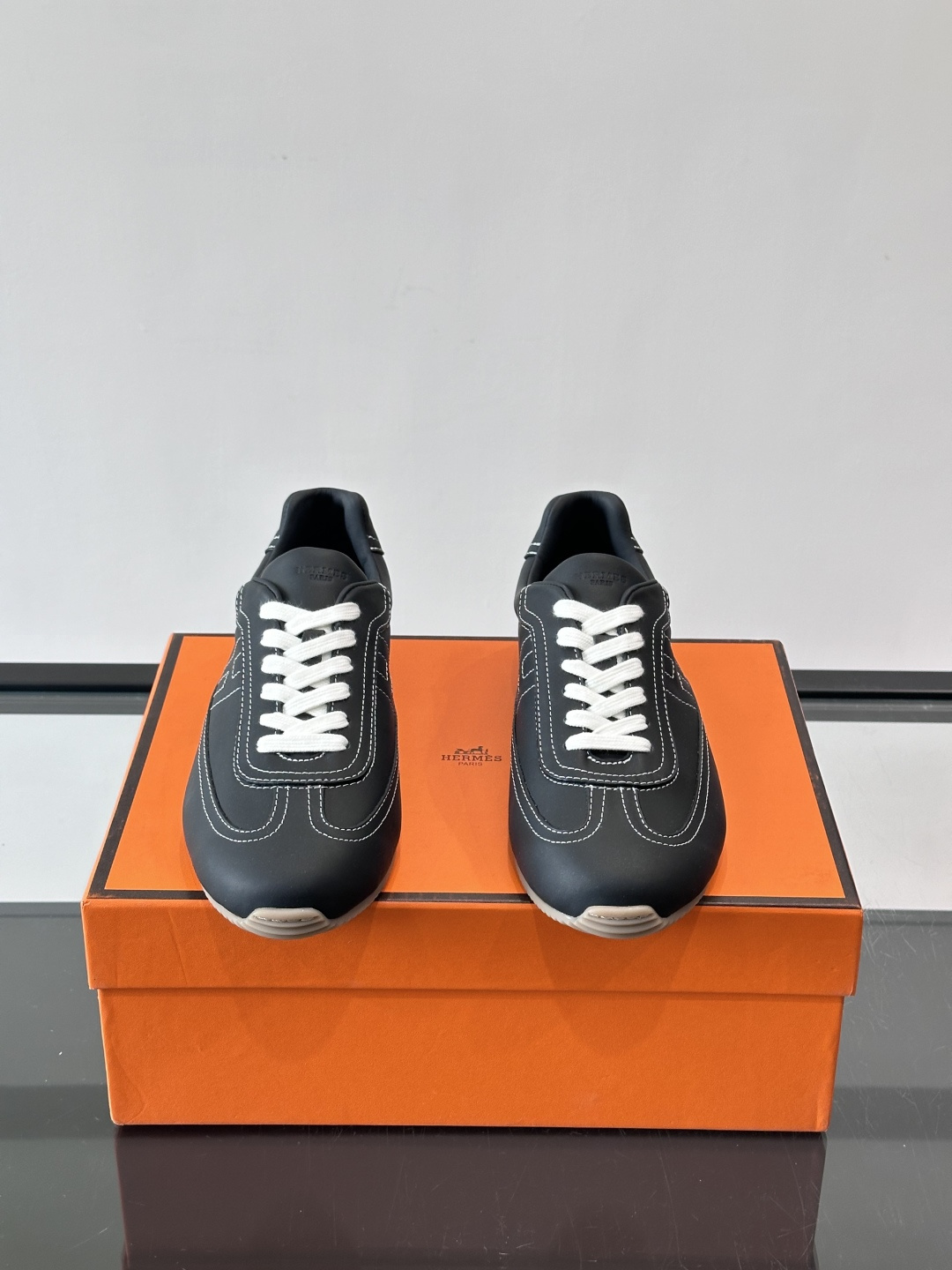 👟爱马仕2026春夏麂皮德训鞋，麂皮+白色系带，简约复古风满满！鞋底轻薄，穿着舒适，通勤休闲都OK✨。麂