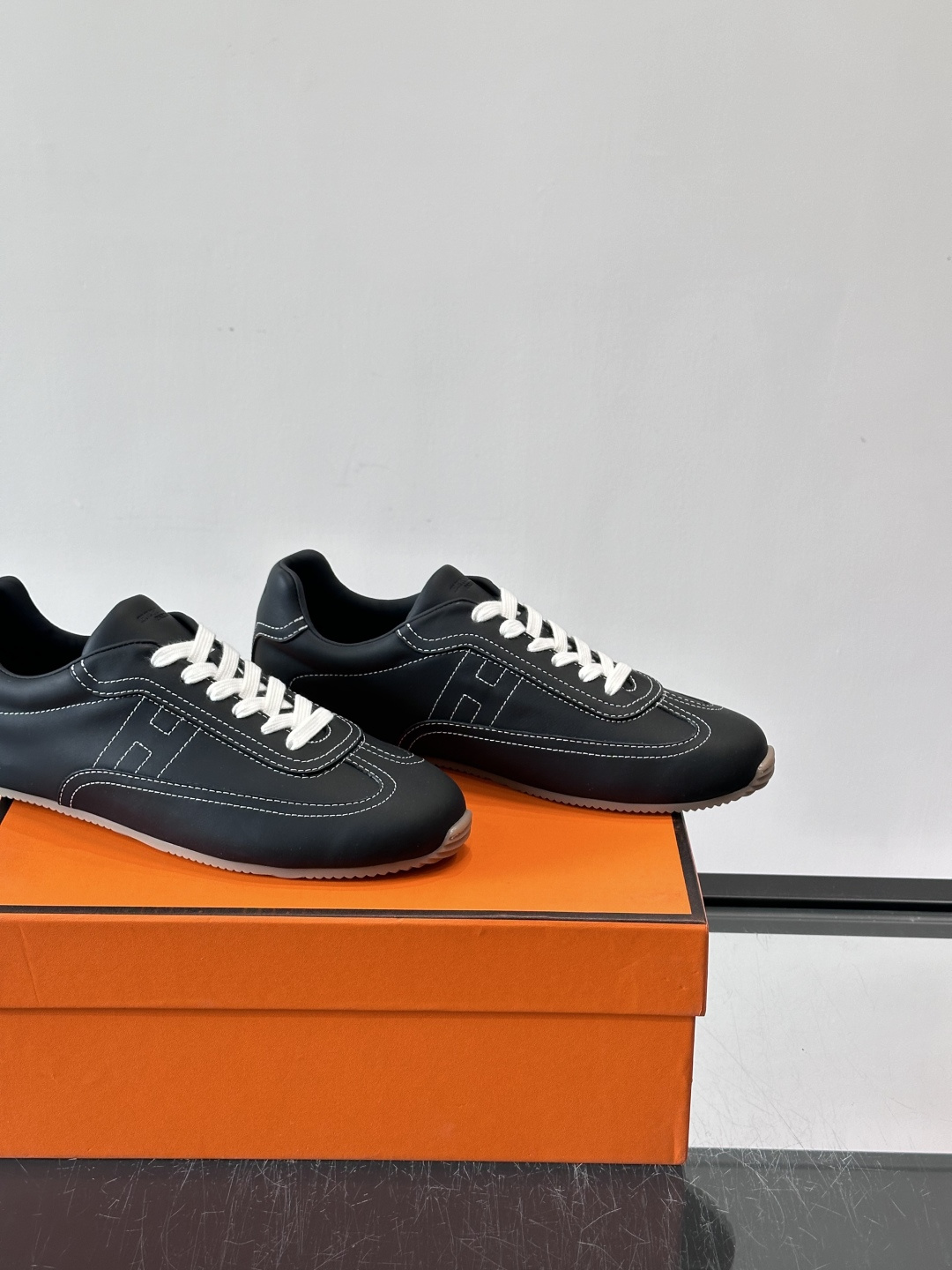 👟爱马仕2026春夏麂皮德训鞋，麂皮+白色系带，简约复古风满满！鞋底轻薄，穿着舒适，通勤休闲都OK✨。麂