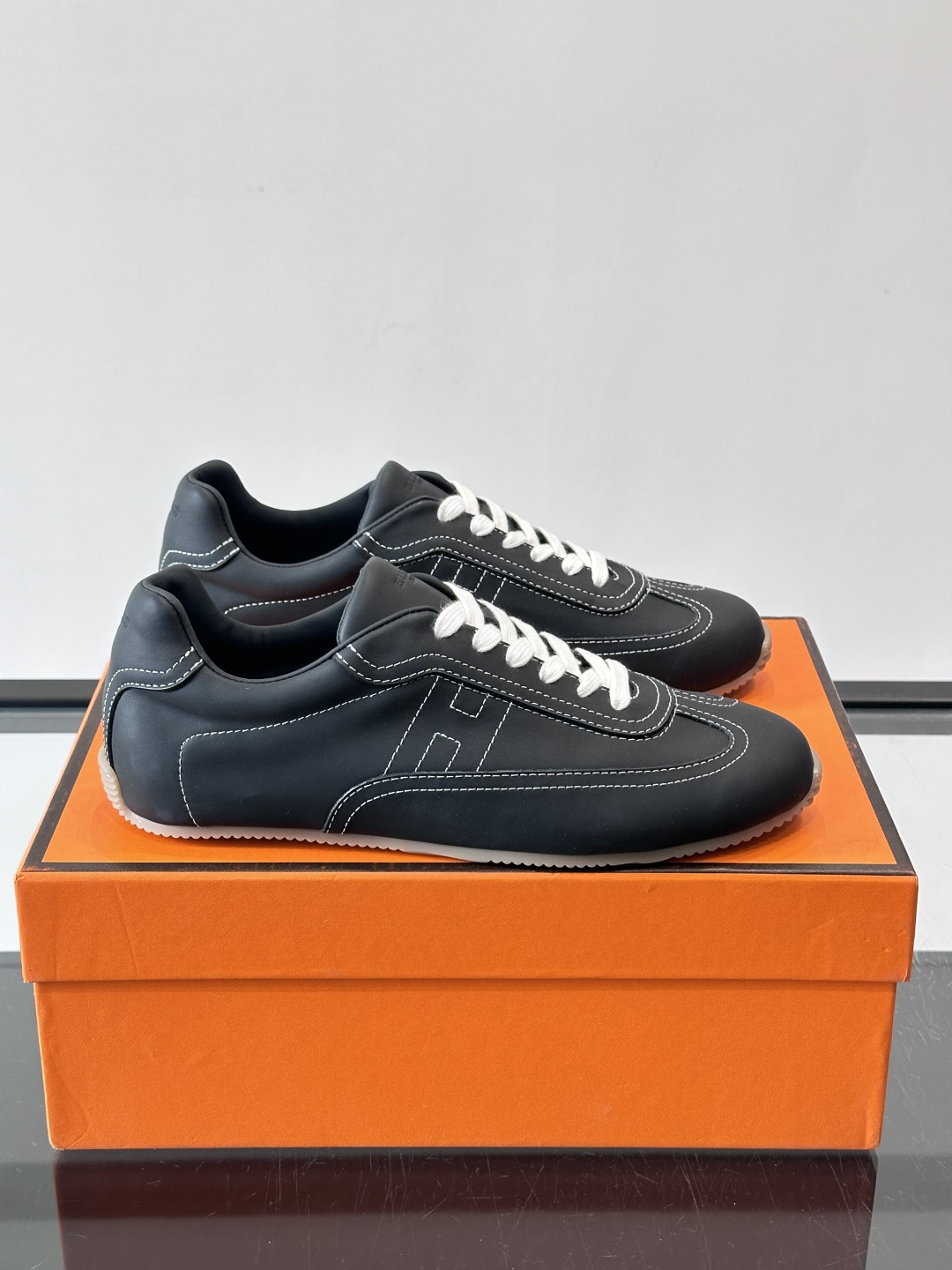 👟爱马仕2026春夏麂皮德训鞋，麂皮+白色系带，简约复古风满满！鞋底轻薄，穿着舒适，通勤休闲都OK✨。麂