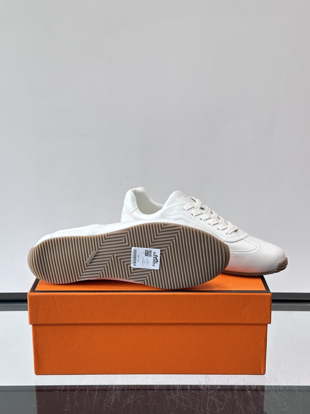 👟爱马仕2026春夏麂皮德训鞋，麂皮+白色系带，简约复古风满满！鞋底轻薄，穿着舒适，通勤休闲都OK✨。麂