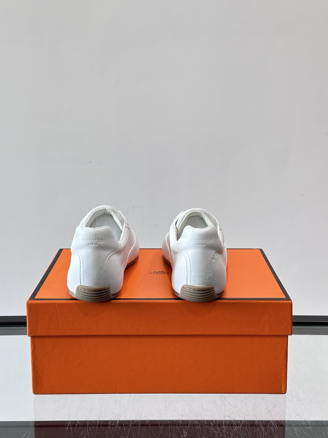 👟爱马仕2026春夏麂皮德训鞋，麂皮+白色系带，简约复古风满满！鞋底轻薄，穿着舒适，通勤休闲都OK✨。麂
