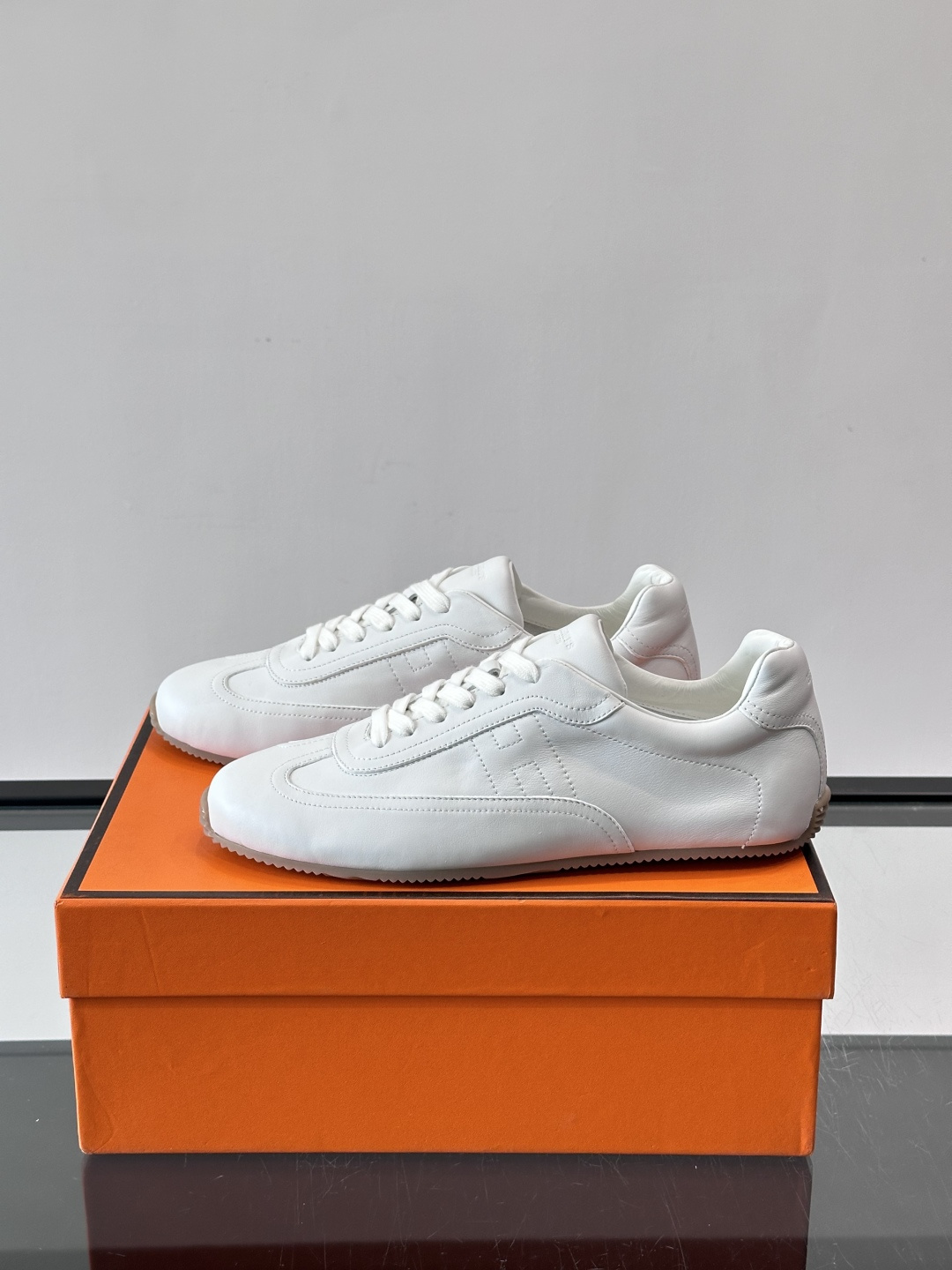 👟爱马仕2026春夏麂皮德训鞋，麂皮+白色系带，简约复古风满满！鞋底轻薄，穿着舒适，通勤休闲都OK✨。麂