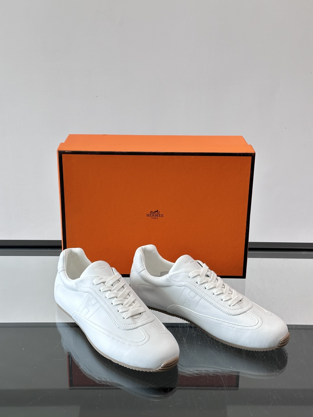 👟爱马仕2026春夏麂皮德训鞋，麂皮+白色系带，简约复古风满满！鞋底轻薄，穿着舒适，通勤休闲都OK✨。麂