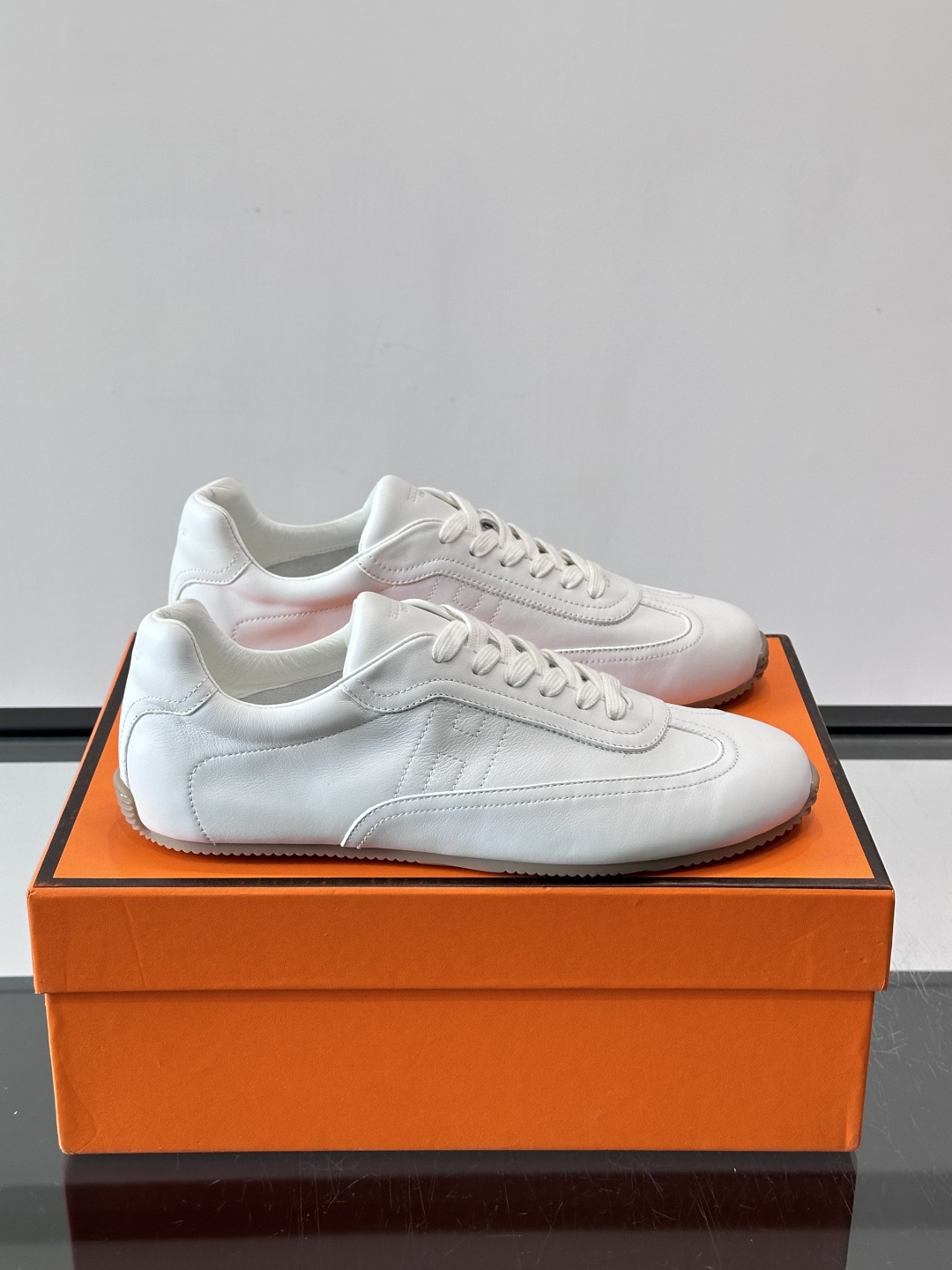 👟爱马仕2026春夏麂皮德训鞋，麂皮+白色系带，简约复古风满满！鞋底轻薄，穿着舒适，通勤休闲都OK✨。麂