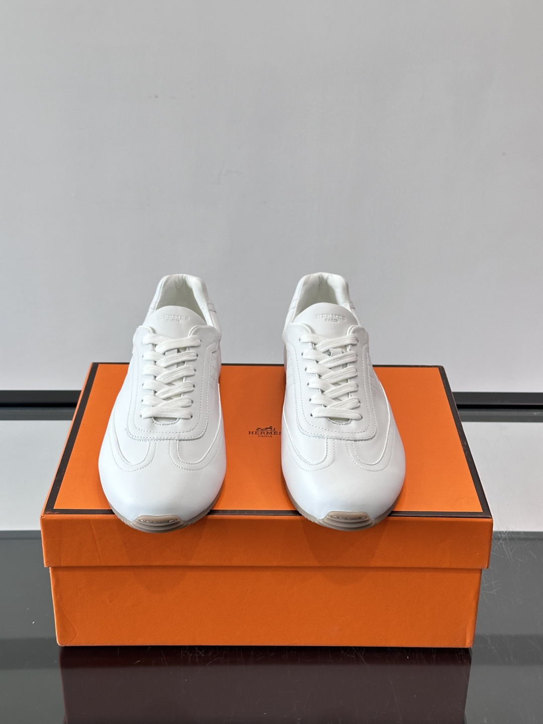 👟爱马仕2026春夏麂皮德训鞋，麂皮+白色系带，简约复古风满满！鞋底轻薄，穿着舒适，通勤休闲都OK✨。麂