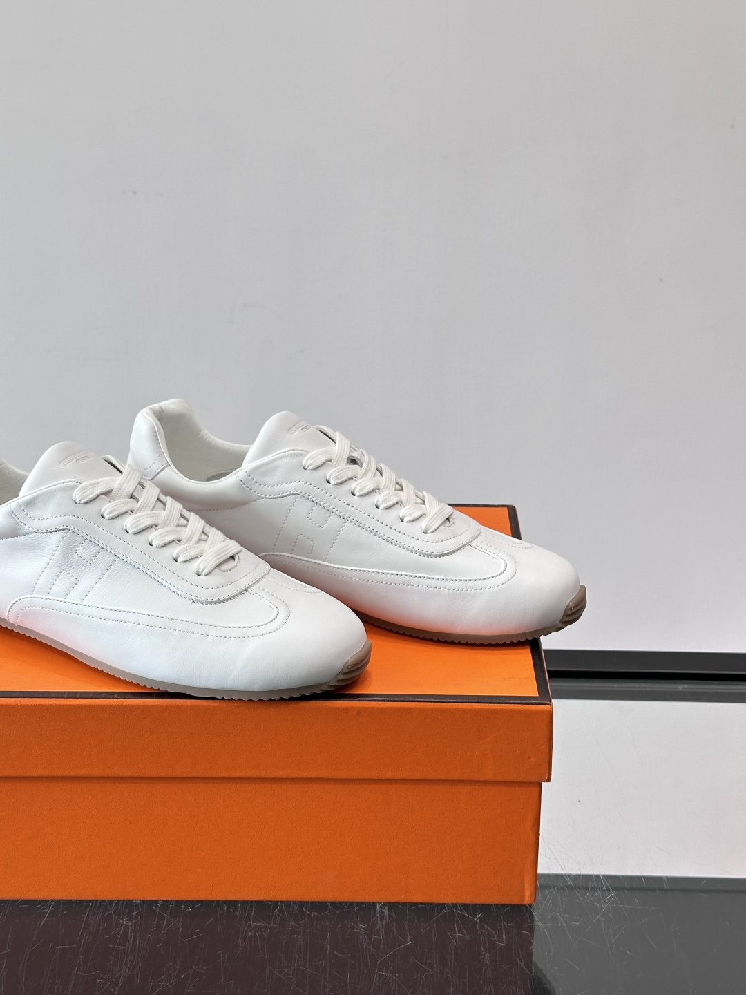 👟爱马仕2026春夏麂皮德训鞋，麂皮+白色系带，简约复古风满满！鞋底轻薄，穿着舒适，通勤休闲都OK✨。麂