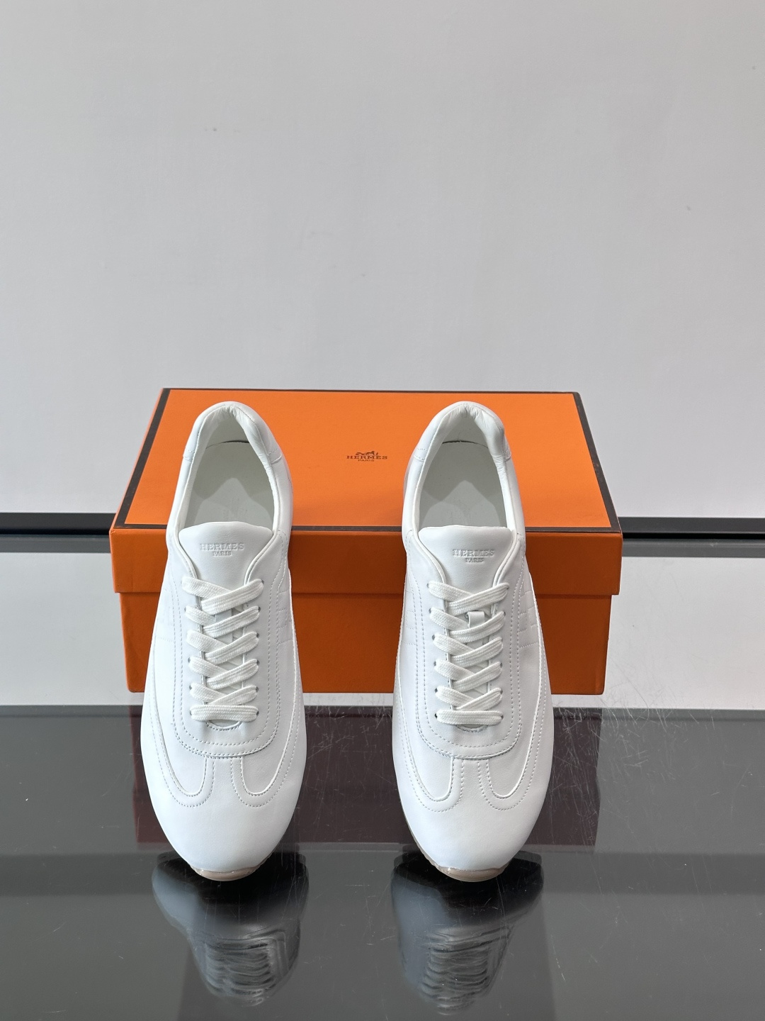 👟爱马仕2026春夏麂皮德训鞋，麂皮+白色系带，简约复古风满满！鞋底轻薄，穿着舒适，通勤休闲都OK✨。麂