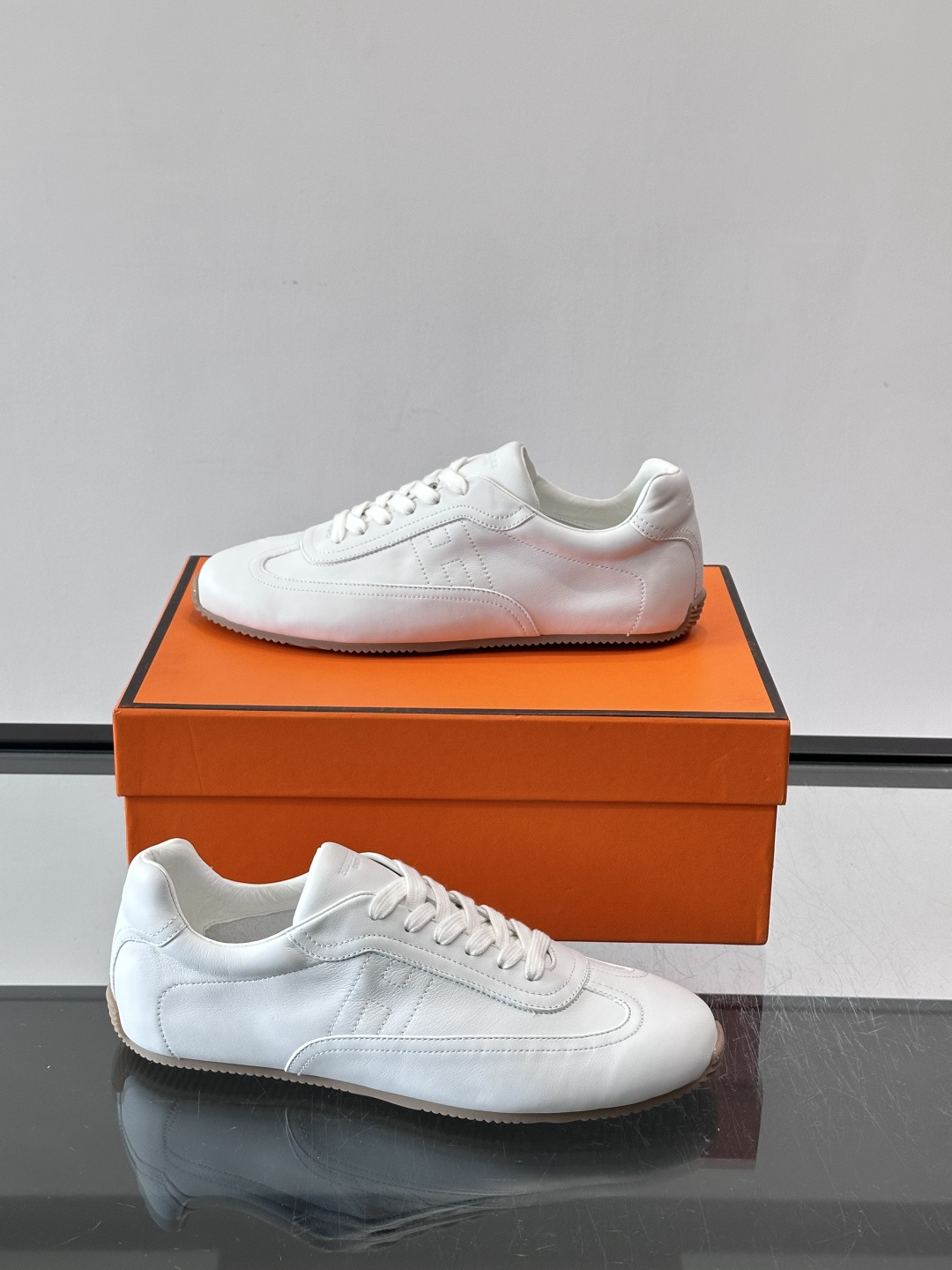 👟爱马仕2026春夏麂皮德训鞋，麂皮+白色系带，简约复古风满满！鞋底轻薄，穿着舒适，通勤休闲都OK✨。麂