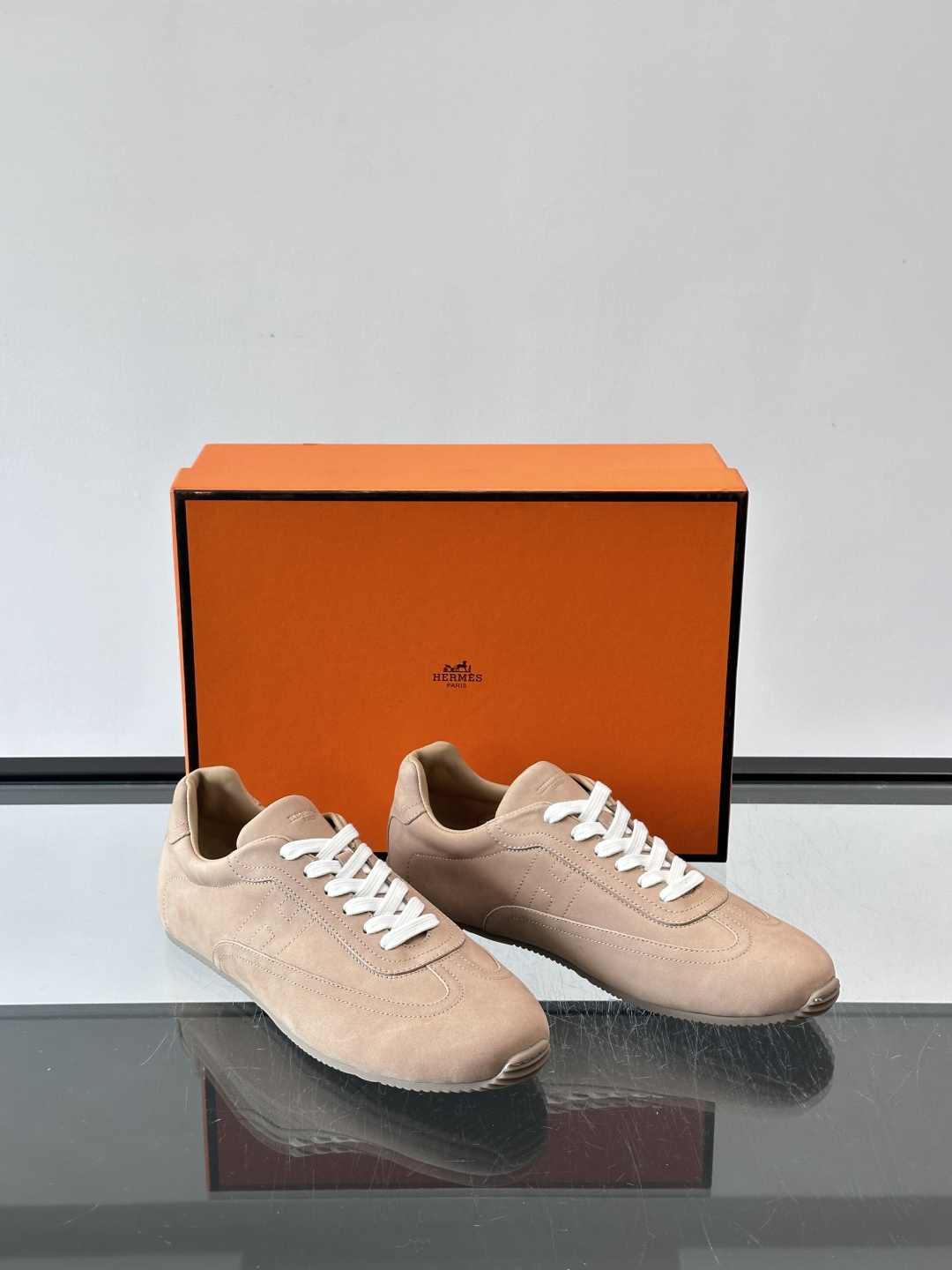 👟爱马仕2026春夏麂皮德训鞋，麂皮+白色系带，简约复古风满满！鞋底轻薄，穿着舒适，通勤休闲都OK✨。麂