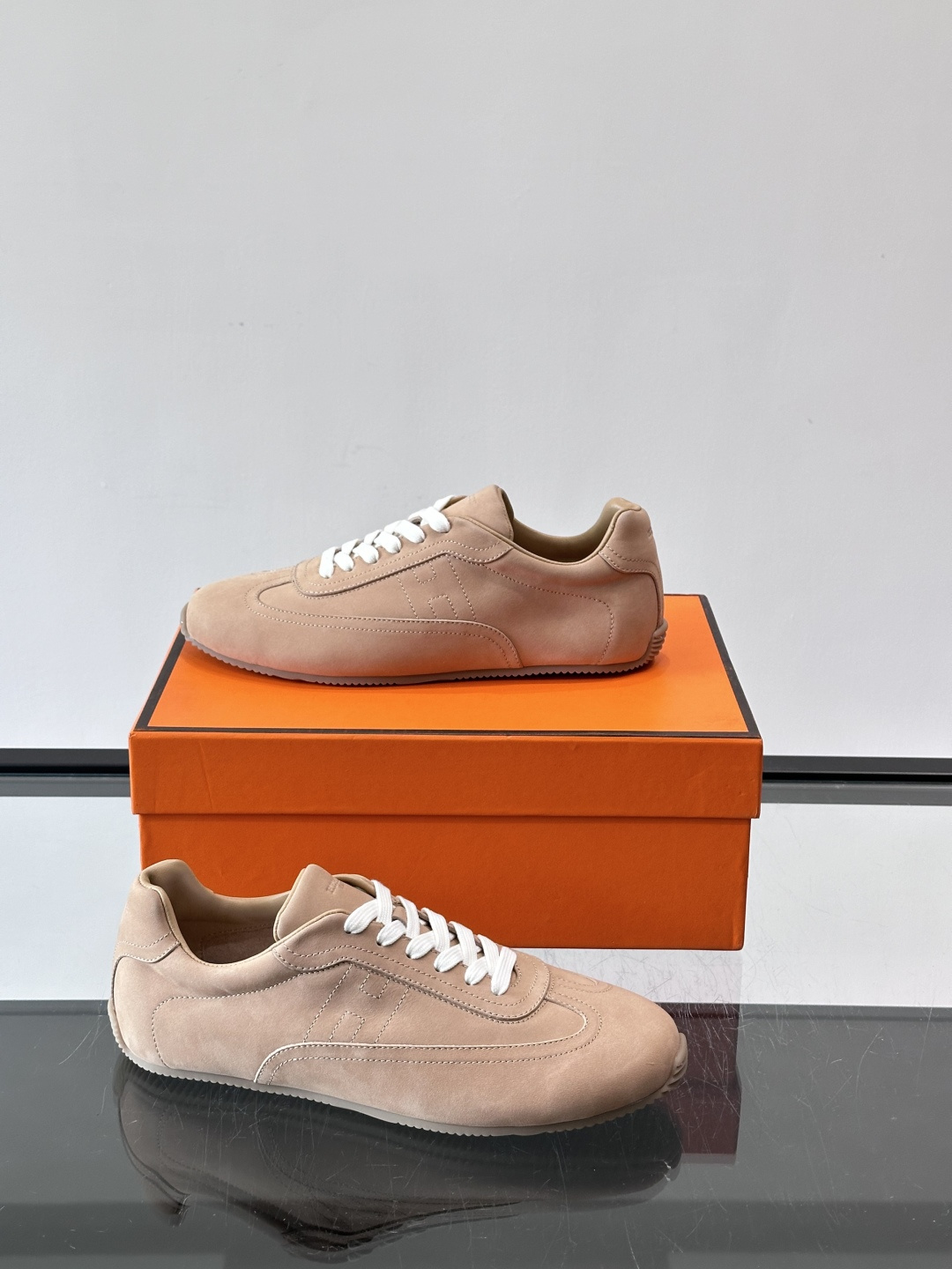 👟爱马仕2026春夏麂皮德训鞋，麂皮+白色系带，简约复古风满满！鞋底轻薄，穿着舒适，通勤休闲都OK✨。麂