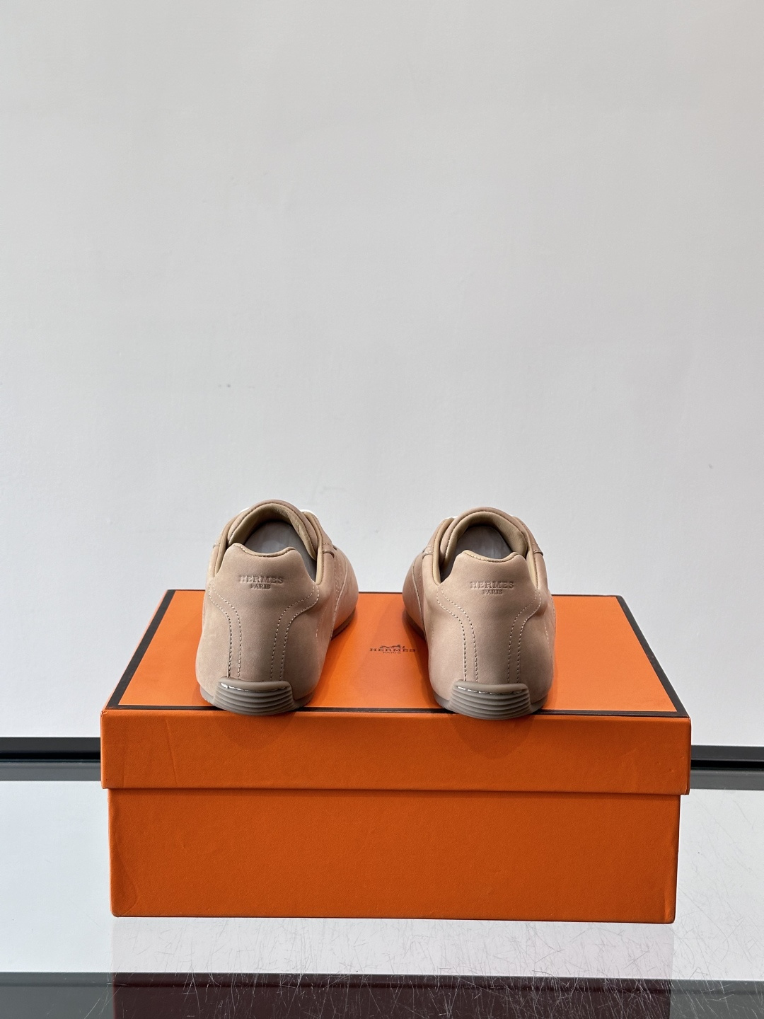 👟爱马仕2026春夏麂皮德训鞋，麂皮+白色系带，简约复古风满满！鞋底轻薄，穿着舒适，通勤休闲都OK✨。麂