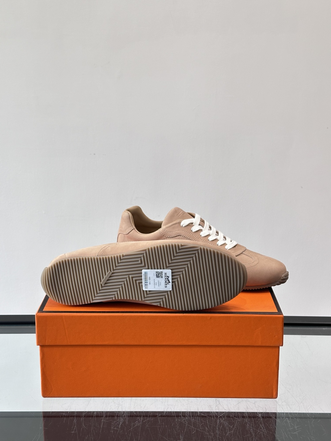 👟爱马仕2026春夏麂皮德训鞋，麂皮+白色系带，简约复古风满满！鞋底轻薄，穿着舒适，通勤休闲都OK✨。麂