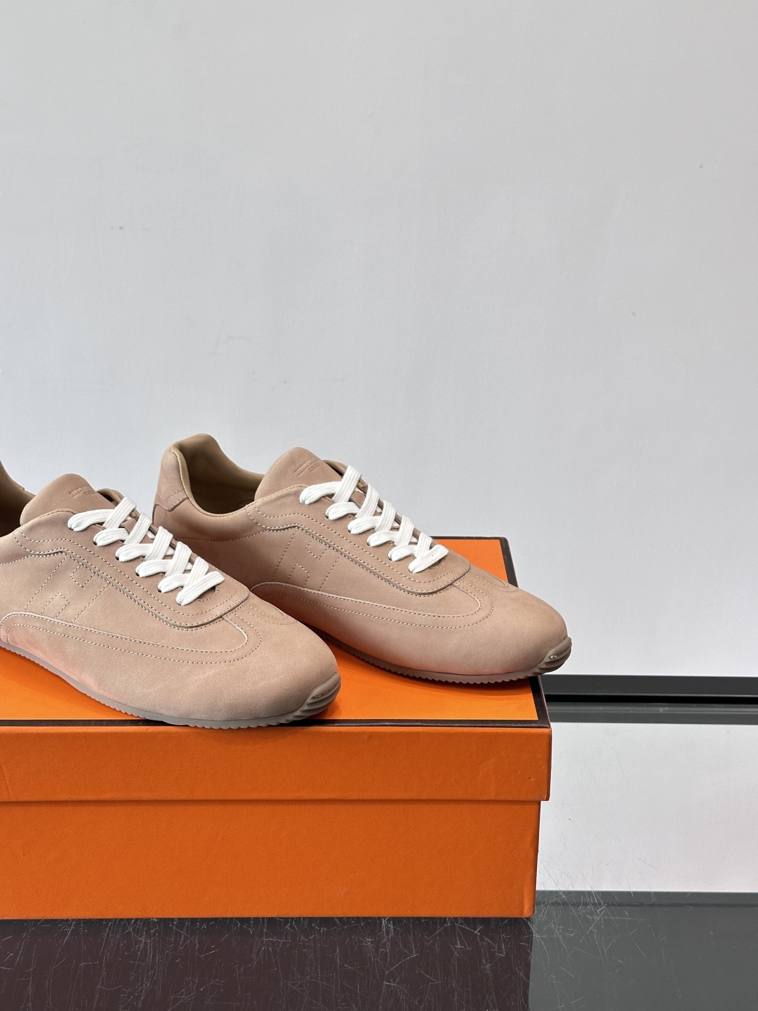 👟爱马仕2026春夏麂皮德训鞋，麂皮+白色系带，简约复古风满满！鞋底轻薄，穿着舒适，通勤休闲都OK✨。麂