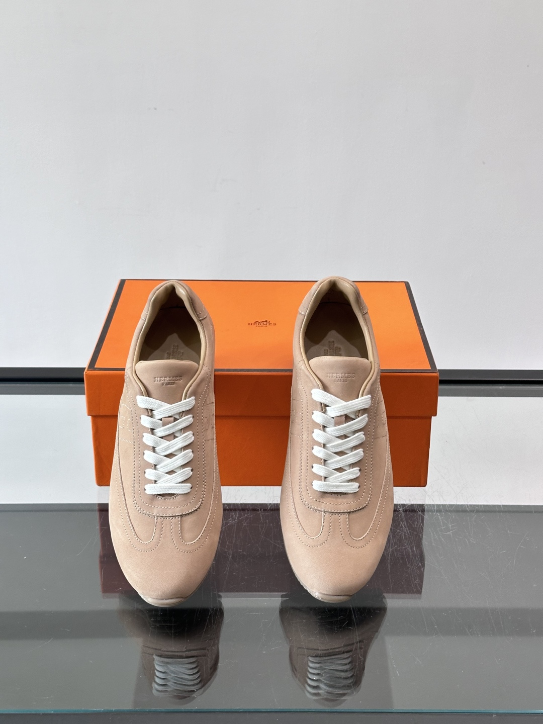 👟爱马仕2026春夏麂皮德训鞋，麂皮+白色系带，简约复古风满满！鞋底轻薄，穿着舒适，通勤休闲都OK✨。麂