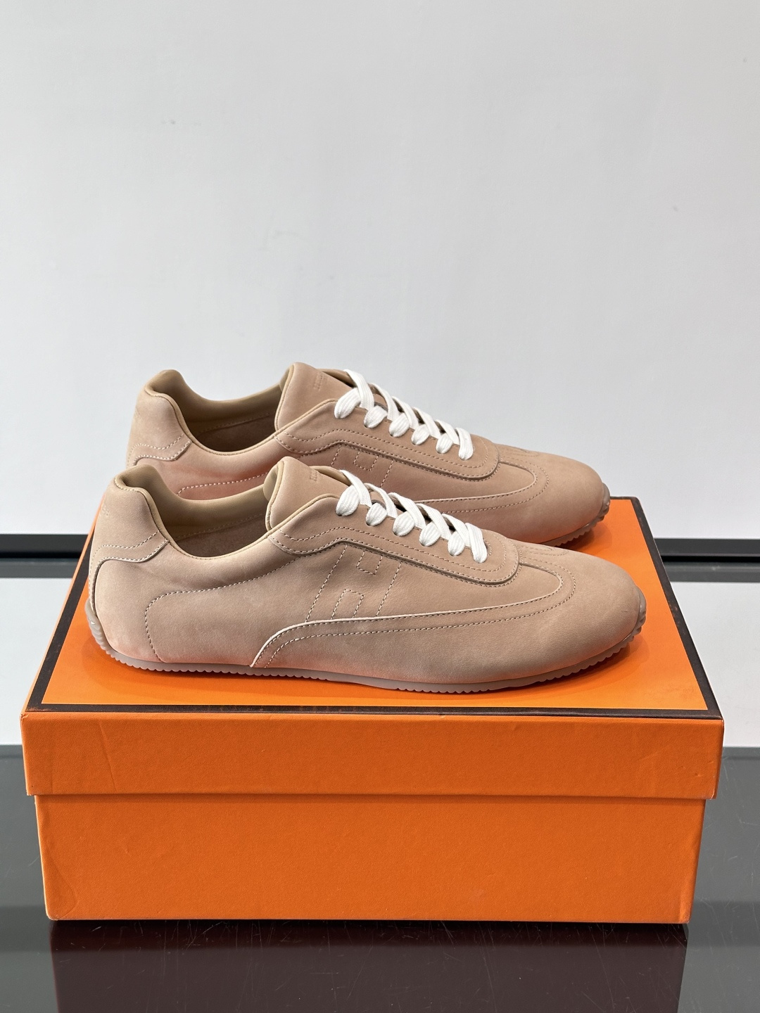 👟爱马仕2026春夏麂皮德训鞋，麂皮+白色系带，简约复古风满满！鞋底轻薄，穿着舒适，通勤休闲都OK✨。麂