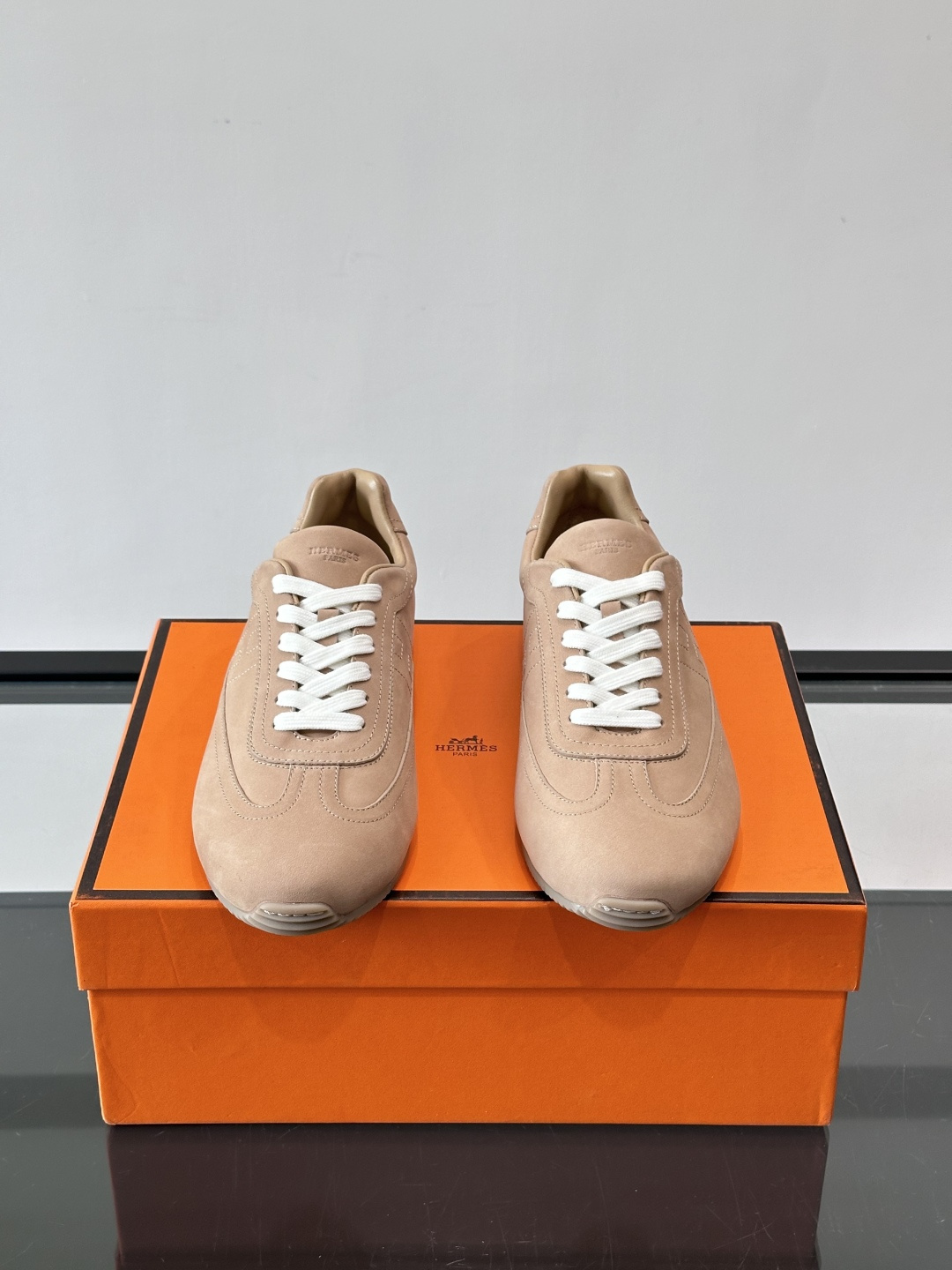 👟爱马仕2026春夏麂皮德训鞋，麂皮+白色系带，简约复古风满满！鞋底轻薄，穿着舒适，通勤休闲都OK✨。麂